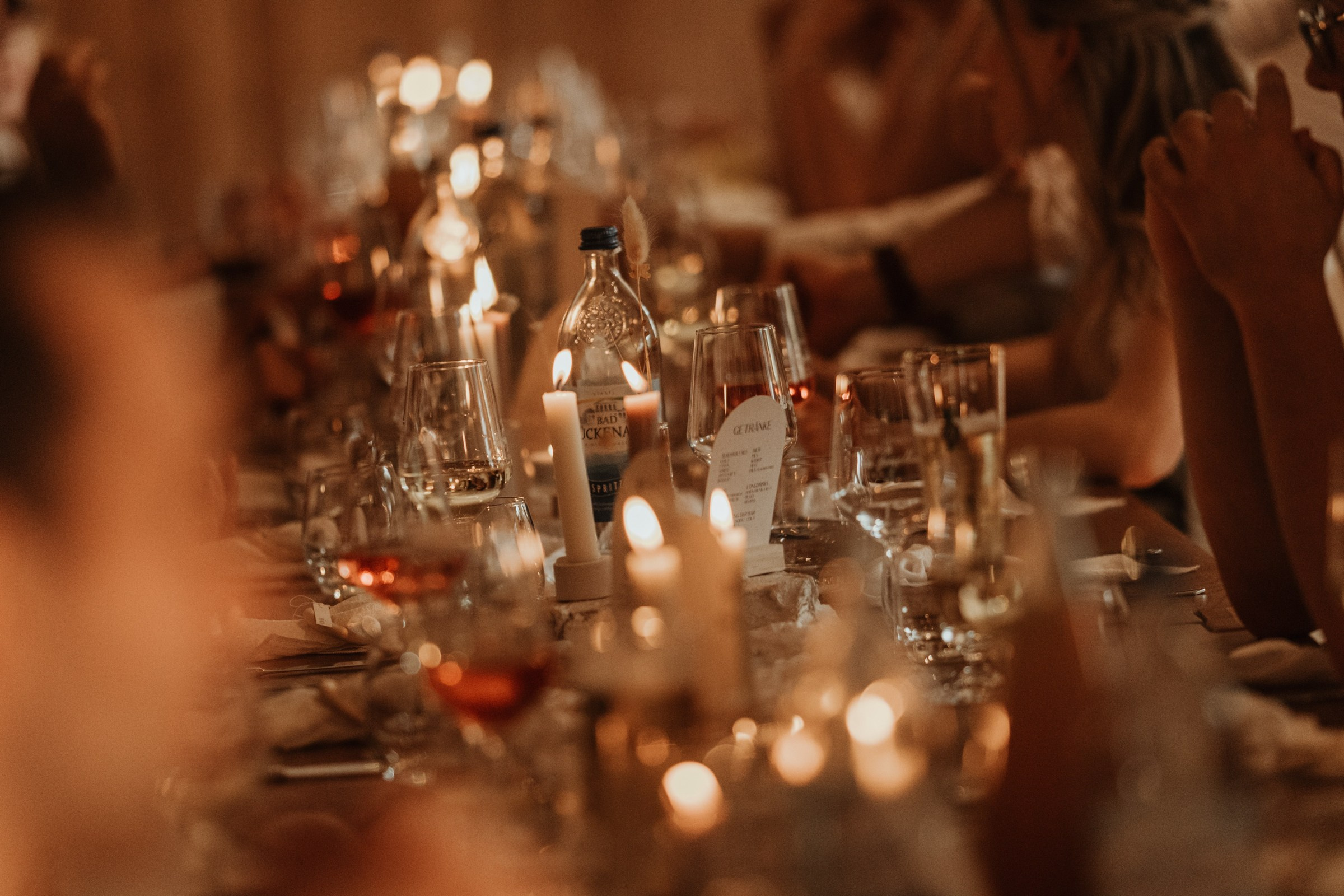 Elegante Hochzeitsbilder in Würzburg – Braut und Bräutigam beim romantischen Hochzeitstanz unter funkelnden Lichtern.