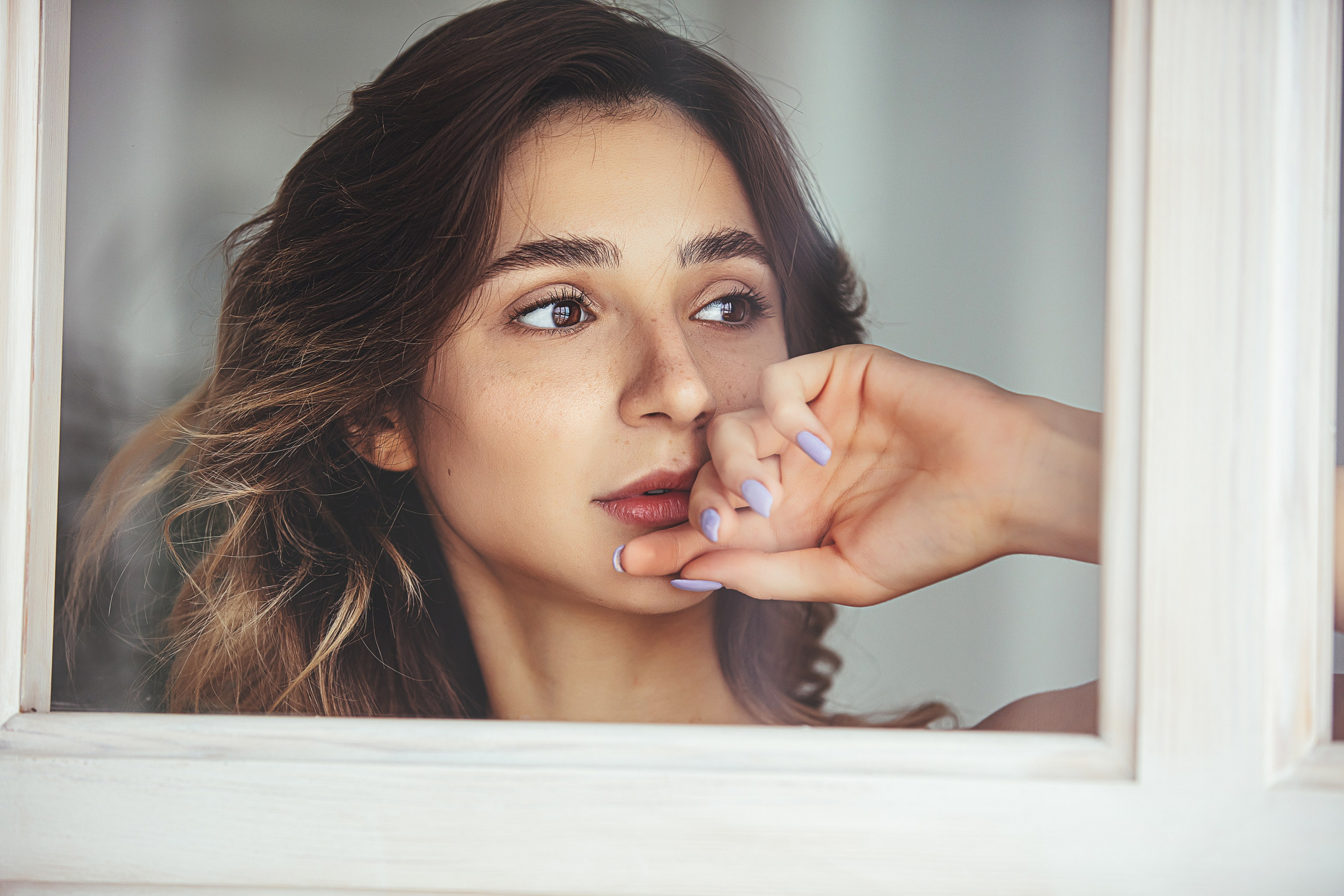 Portrait expressif de femme pensive – photographe professionnelle spécialisée dans l’émotion