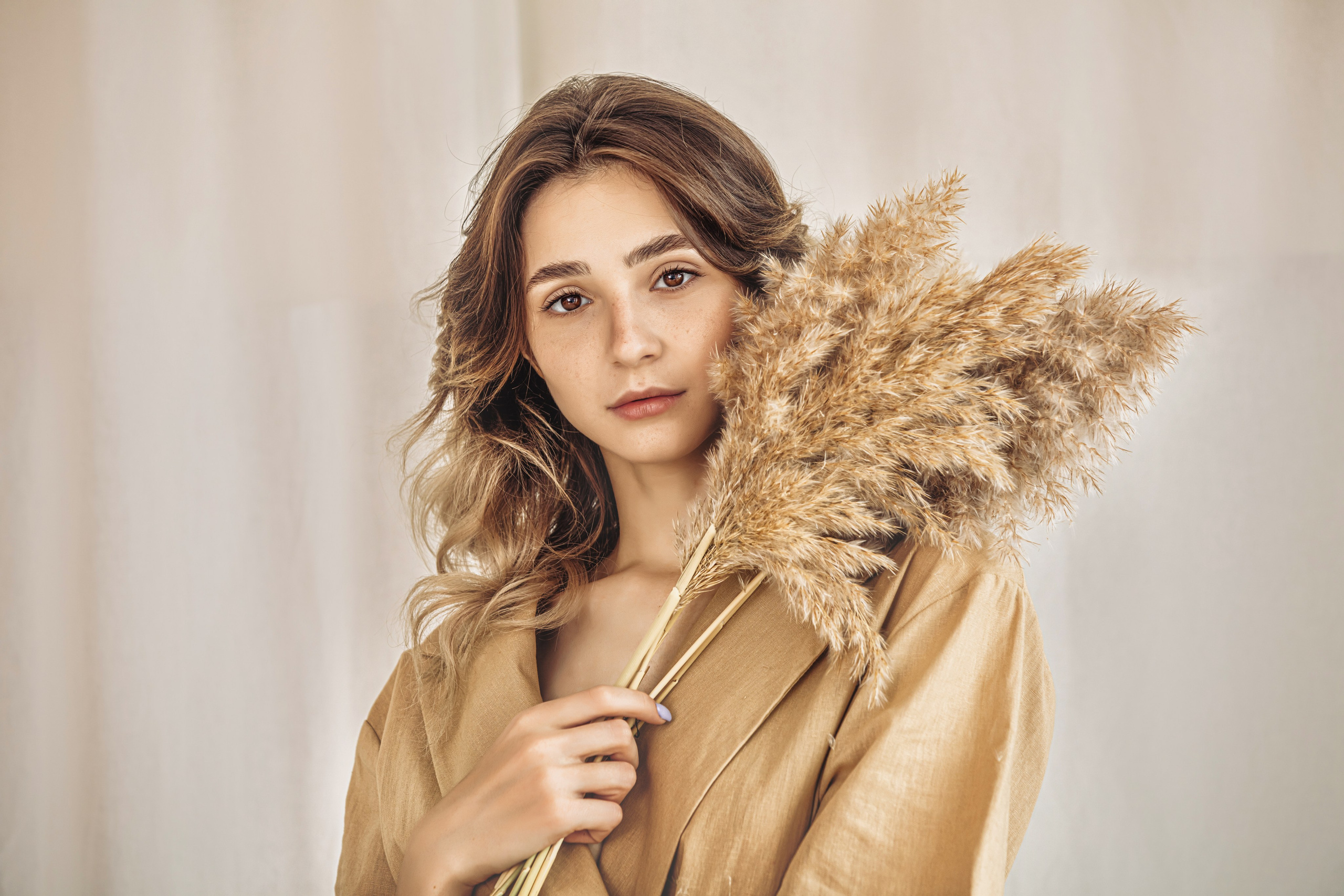 Femme tenant des épis de blé – séance photo symbolique avec éléments naturels, portrait doux et poétique