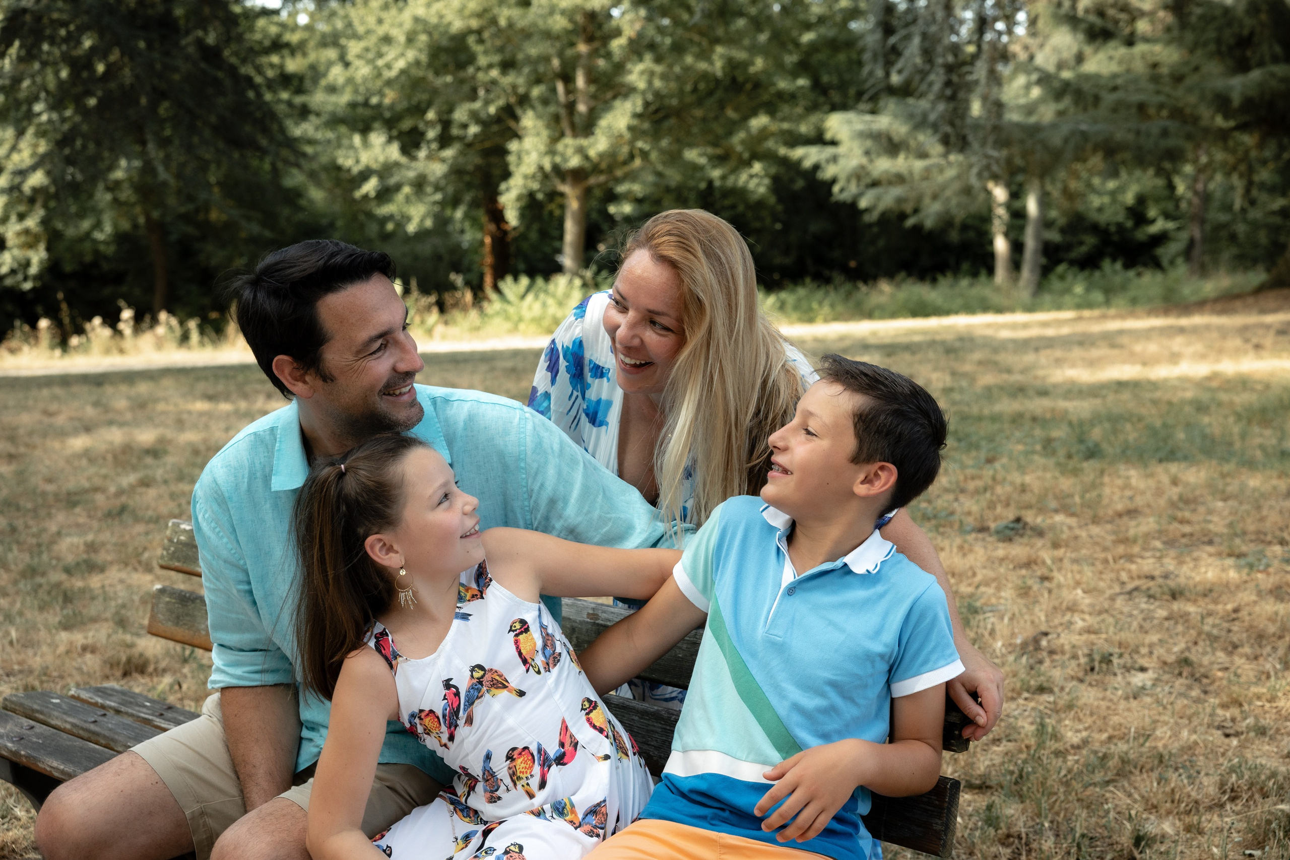 Family photoshoot in Parc du Cabirol, Colomiers. Eugenie Smirnova — wedding, corporate and lifestyle photographer in Toulouse and Southwest France