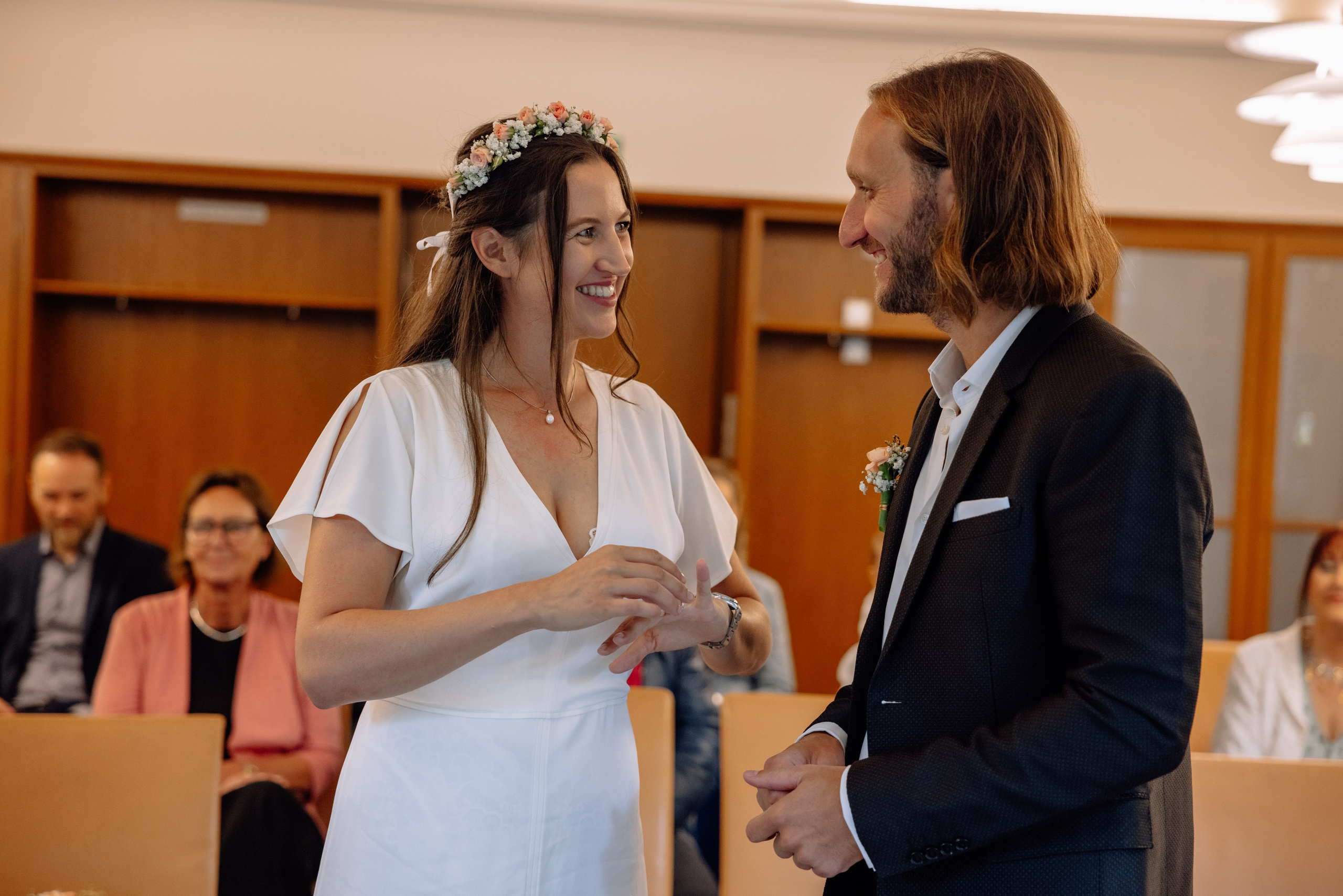 Braut und Bräutigam lachen gemeinsam – emotionale Nahaufnahme, Standesamt Schwabing