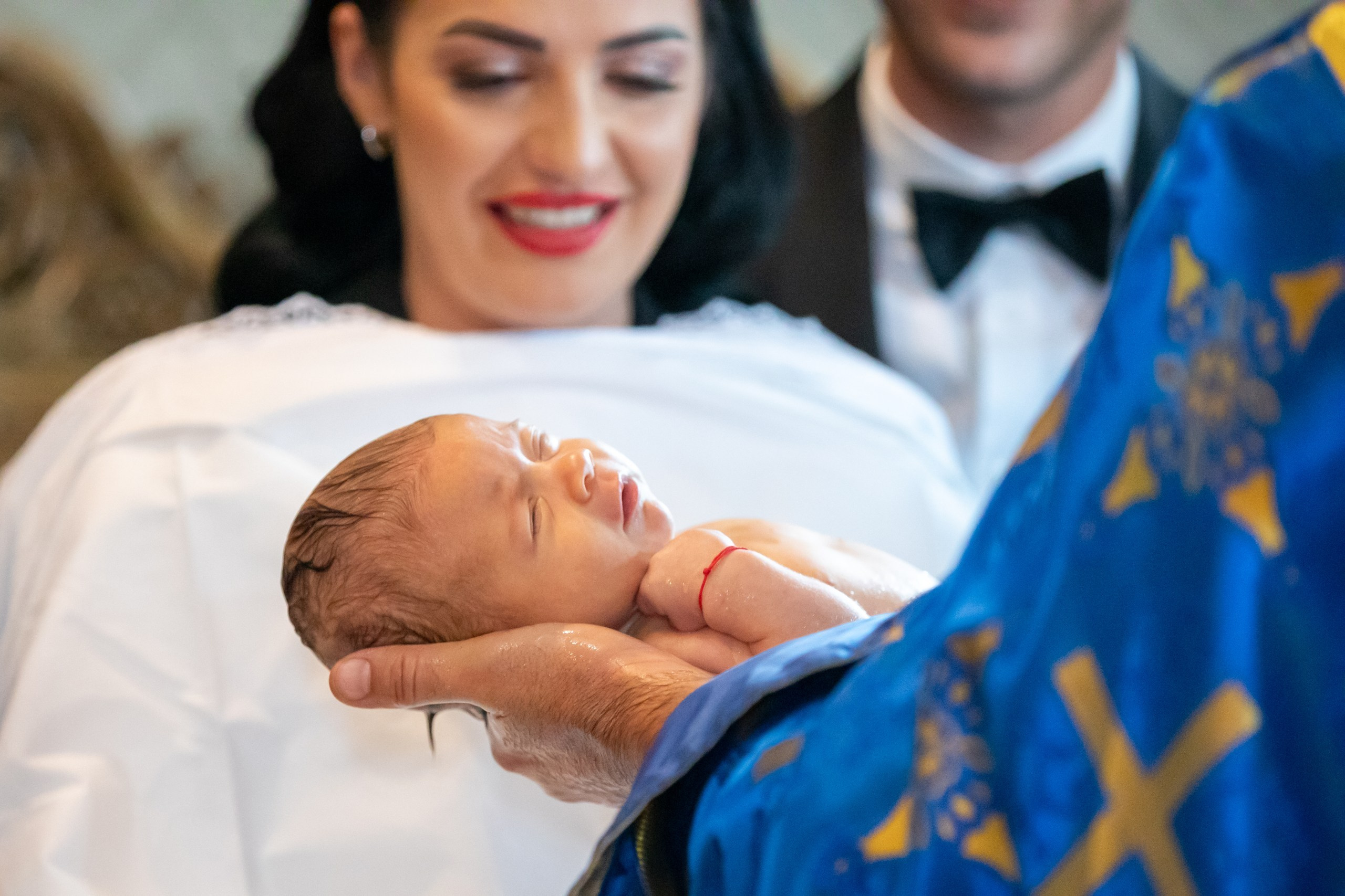 “Bebeluș botezat în biserică, ținut în brațe de nași” • “Detaliu cu lumânarea de botez decorată cu flori albe” • “Părinți emoționați alături de copilul lor la ceremonia de botez” • “Masa festivă de botez cu decor tematic și tort personalizat” • “Momentul în care preotul toarnă apă sfințită pe fruntea bebelușului” “Bebeluș în rochie albă de botez, zâmbind în brațele mamei” • “Detaliu cu cruciulița de botez așezată pe o pernă de satin” • “Părinți și nași aprinzând lumânările în timpul ceremoniei de botez” • “Tort de botez decorat cu figurine tematice și numele copilului” • “Copil botezat dormind liniștit în pătuțul decorat festiv” • “Momentul în care preotul binecuvântează copilul în fața altarului” • “Invitați adunându-se în jurul mesei festive la petrecerea de botez” • “Bebeluș ținând în mână o jucărie personalizată primită la botez” • “Familie fericită pozând împreună după ceremonia de botez” • “Decor tematic cu baloane și flori la locația petrecerii de botez” fotograf Botoșani fotograf evenimente fotograf botez Alin Chirila fotograf alinofotostudio,- Preotul ținându-l pe micuțul Mathias Gabriel la botez, în biserica Înălțarea Domnului, Copălău - Detalii de la botezul lui Mathias – lumânare, trusou și icoană - Familia lui Mathias Gabriel alături de micuț, în ziua botezului - Portret emoționant cu mama și bebelușul în brațe, în biserică,fotograf profesionist evenimente Botoșani, Iași, Suceava, Fălticeni, Bacău, Pașcani, Roman - AlinoFotoStudio by Alin Chirilă - servicii foto nuntă, botez, cununie, ședințe foto creative, albume personalizate, fotografii emoționante și calitative pentru cele mai importante momente din viață,fotograf nuntă Botoșani Alin Chirilă, ședință foto botez Iași - AlinoFotoStudio, servicii fotograf profesionist evenimente Suceava, fotograf cununie civilă Fălticeni - Alin Chirilă, album foto nuntă personalizat Bacău.“Bebeluș botezat în biserică, ținut în brațe de nași” • “Detaliu cu lumânarea de botez decorată cu flori albe” • “Părinți emoționați alături de copilul lor la ceremonia de botez” • “Masa festivă de botez cu decor tematic și tort personalizat” • “Momentul în care preotul toarnă apă sfințită pe fruntea bebelușului” “Bebeluș în rochie albă de botez, zâmbind în brațele mamei” • “Detaliu cu cruciulița de botez așezată pe o pernă de satin” • “Părinți și nași aprinzând lumânările în timpul ceremoniei de botez” • “Tort de botez decorat cu figurine tematice și numele copilului” • “Copil botezat dormind liniștit în pătuțul decorat festiv” • “Momentul în care preotul binecuvântează copilul în fața altarului” • “Invitați adunându-se în jurul mesei festive la petrecerea de botez” • “Bebeluș ținând în mână o jucărie personalizată primită la botez” • “Familie fericită pozând împreună după ceremonia de botez” • “Decor tematic cu baloane și flori la locația petrecerii de botez” fotograf Botoșani fotograf evenimente fotograf botez Alin Chirila fotograf alinofotostudio.fotograf botez Amelis Maria, fotografie botez Botoșani, fotograf Alin Chirilă, amintiri botez, fotografii botez, botez Amelis Maria, fotograf copii, fotografie botez în Botoșani,