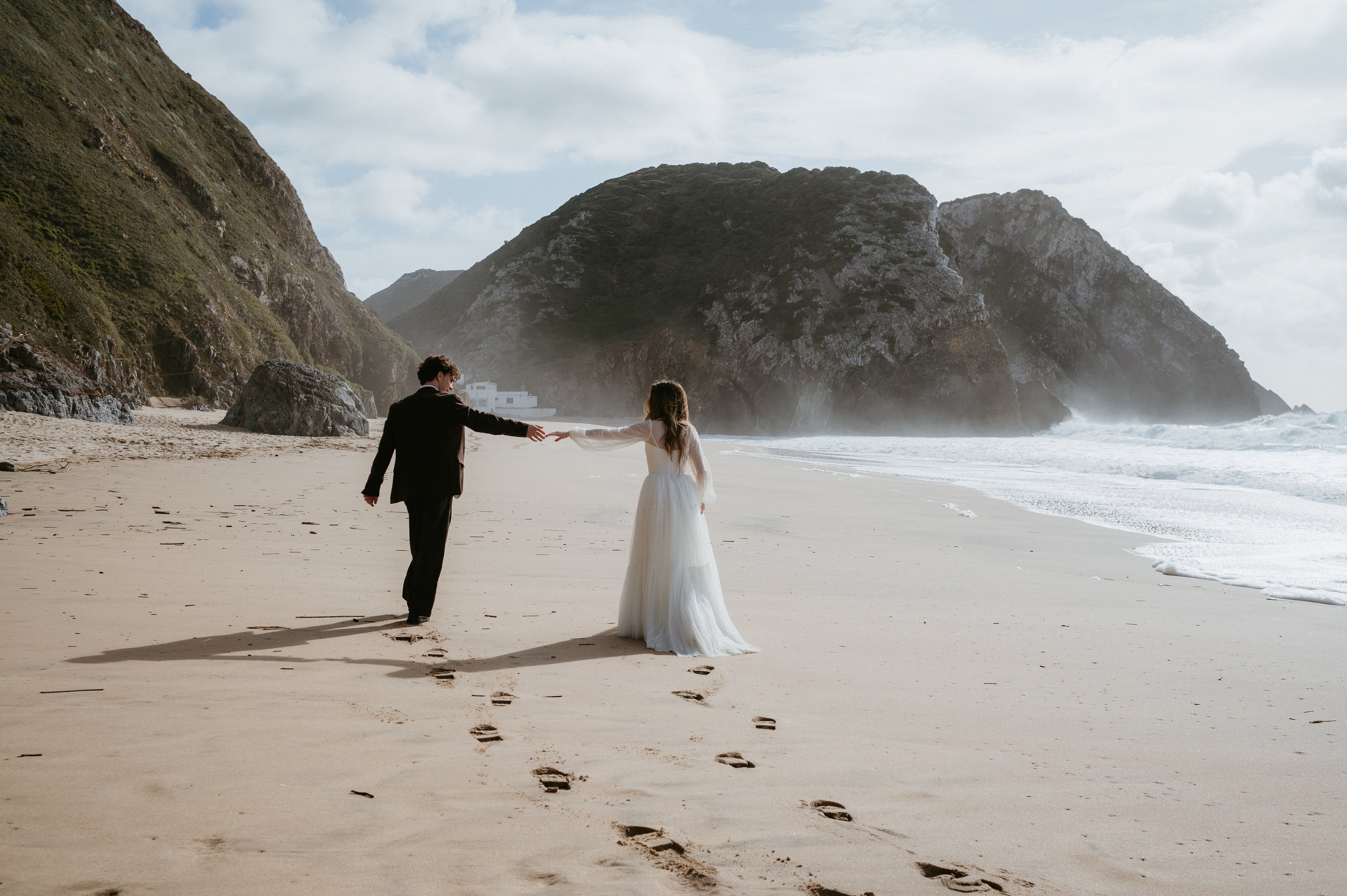 Ședință foto de nuntă pe plaja Adraga – emoție la malul oceanului Atlantic. Valentin Melen — wedding photographer