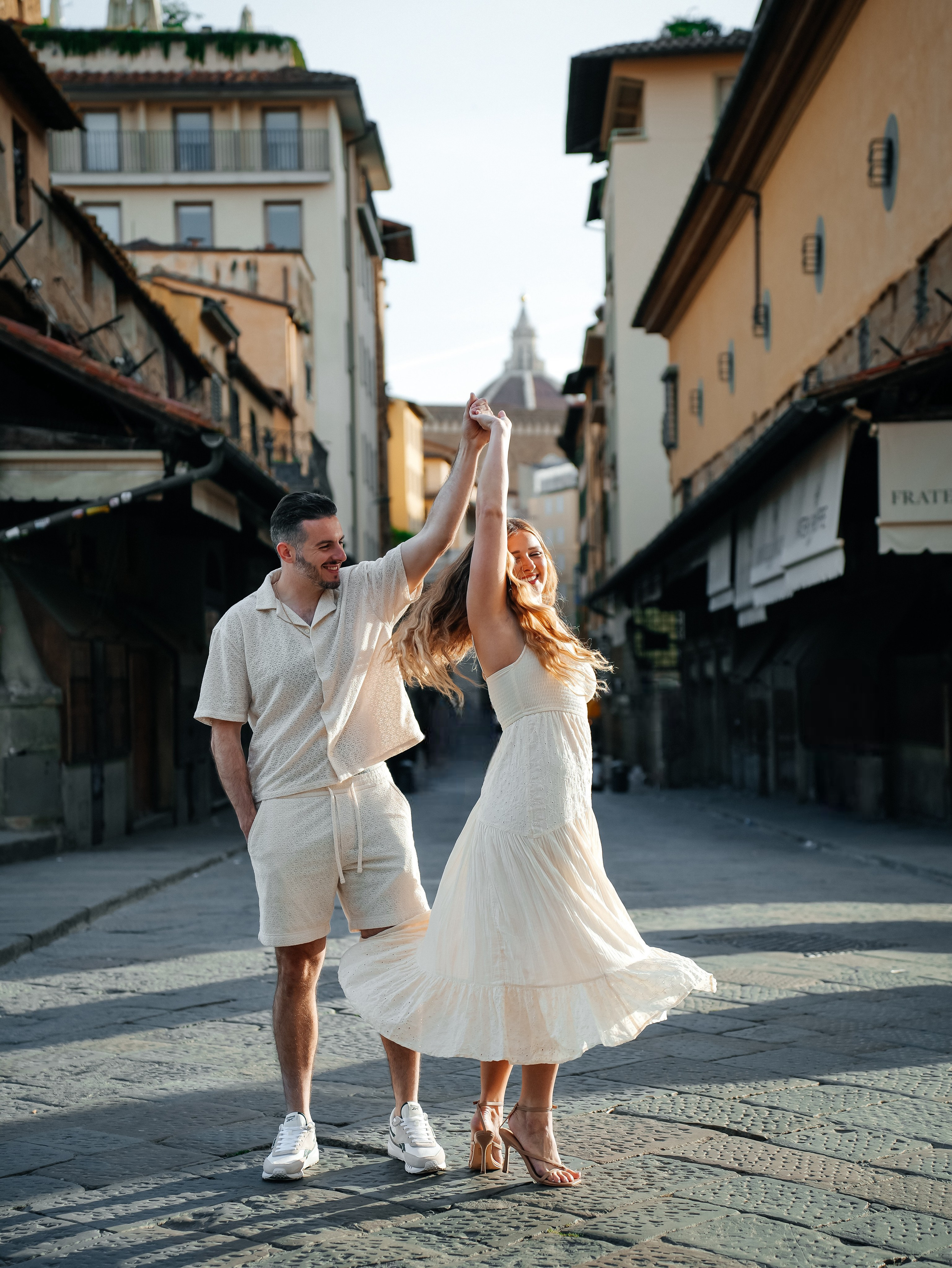 Classic Photoshoot Duomo & pz Michelangelo. Wedding Photographer in Italy