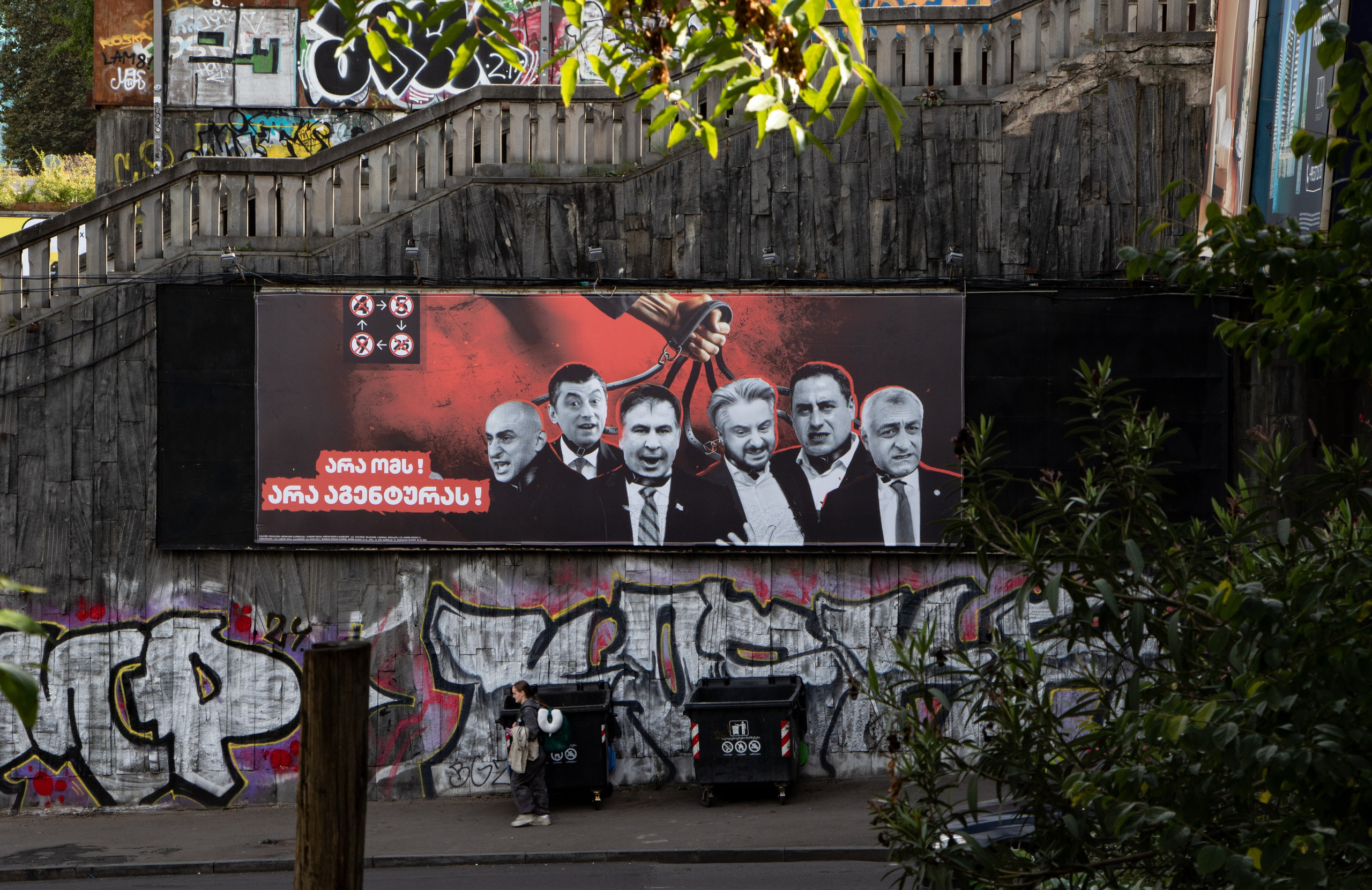 Affiche électorale du Rêve Géorgien à Tbilissi portant le slogan : « Non à la guerre, non aux agents », avec une image de Mikheil Saakashvili au centre, le parti l’accusant de vouloir provoquer un conflit avec la Russie