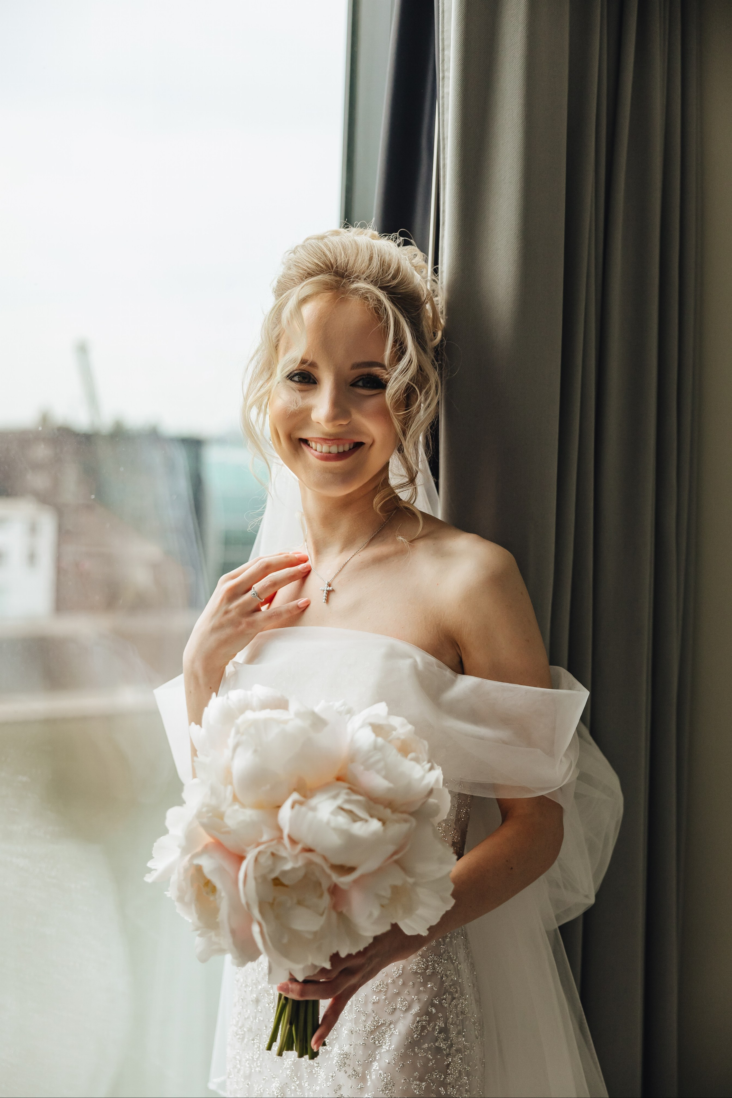 Hochzeitsfotograf Hyatt Düsseldorf. Hochzeitsfotos Hyatt Regency Düsseldorf. Luxus Hochzeit Düsseldorf Hyatt Hotel. Getting Ready Hochzeit Hyatt Düsseldorf. Hochzeitsreportage Düsseldorf Hyatt. Hochzeitsfotograf Rhein-Ruhr Promenade Düsseldorf. Hochzeitsfotos am Rhein Düsseldorf. Lovestory Shooting am Rheinufer Düsseldorf. Romantische Hochzeitsbilder Rhein Düsseldorf. Brautpaarshooting an der Rheinpromenade NRW.