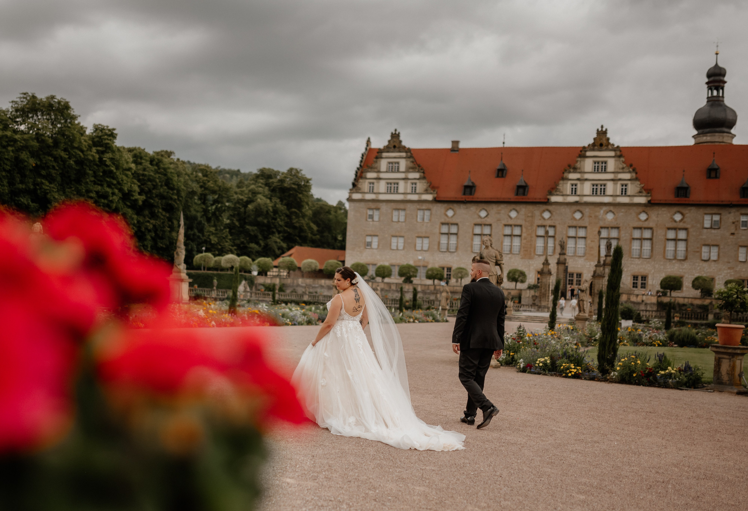 Freie Trauung im Schlossgarten – Zeremonie mit emotionalen Momenten und blühenden Blumen