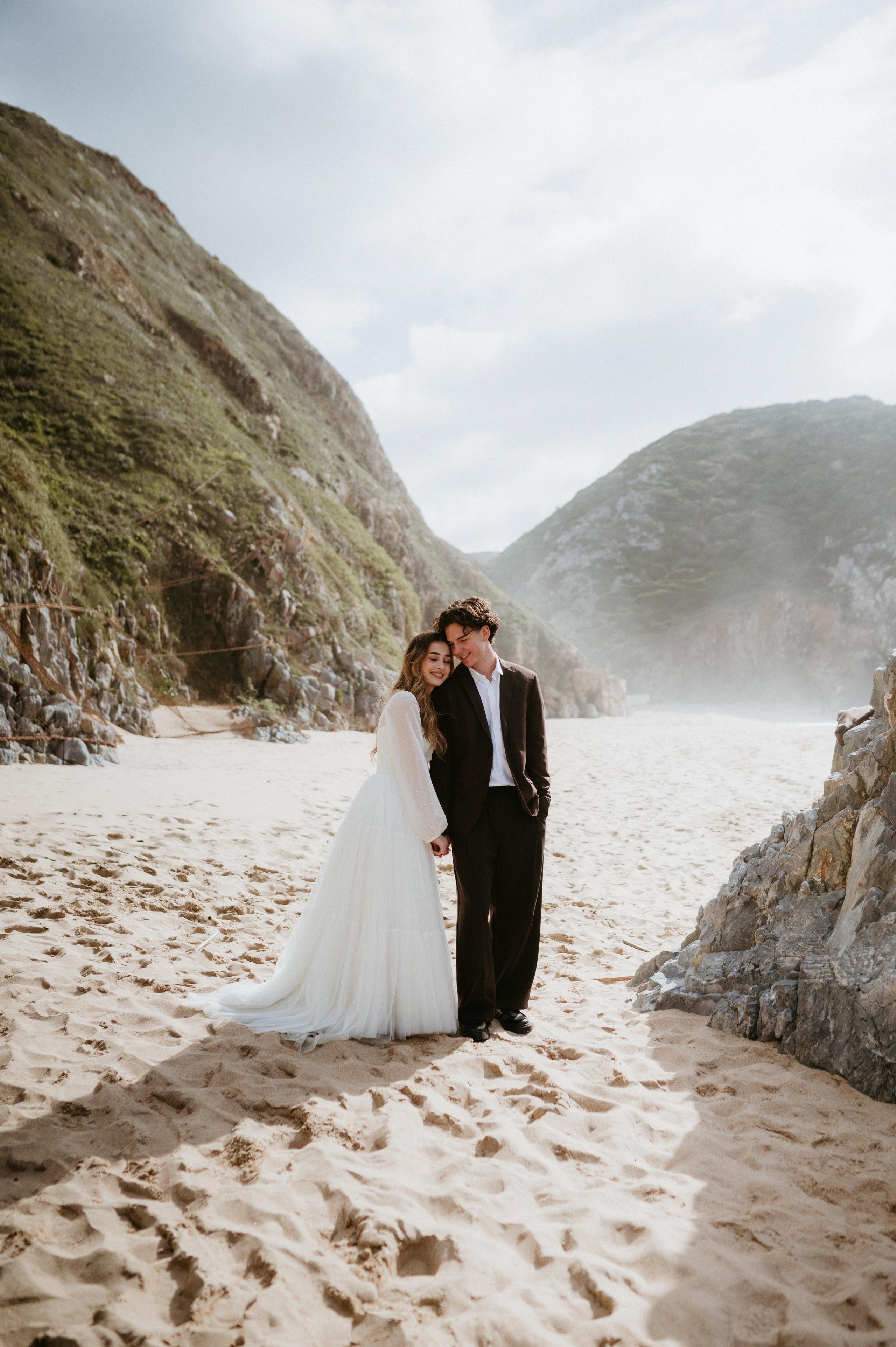Ședință foto de nuntă pe plaja Adraga – emoție la malul oceanului Atlantic. Valentin Melen — wedding photographer
