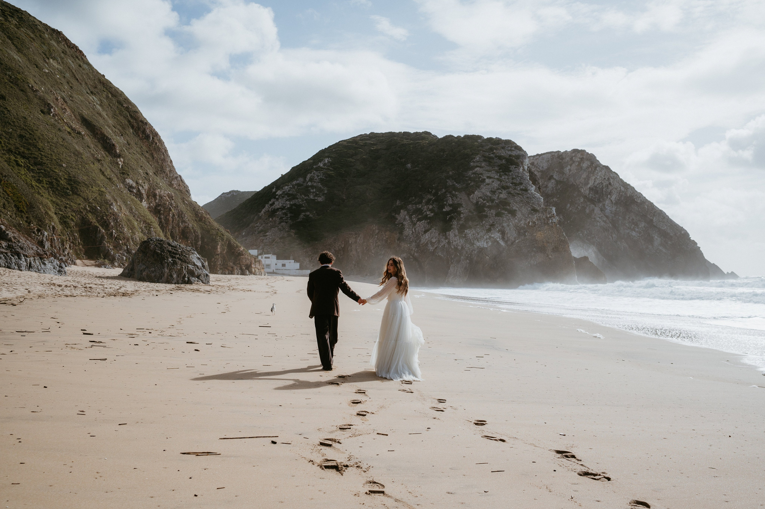 Ședință foto de nuntă pe plaja Adraga – emoție la malul oceanului Atlantic. Valentin Melen — wedding photographer