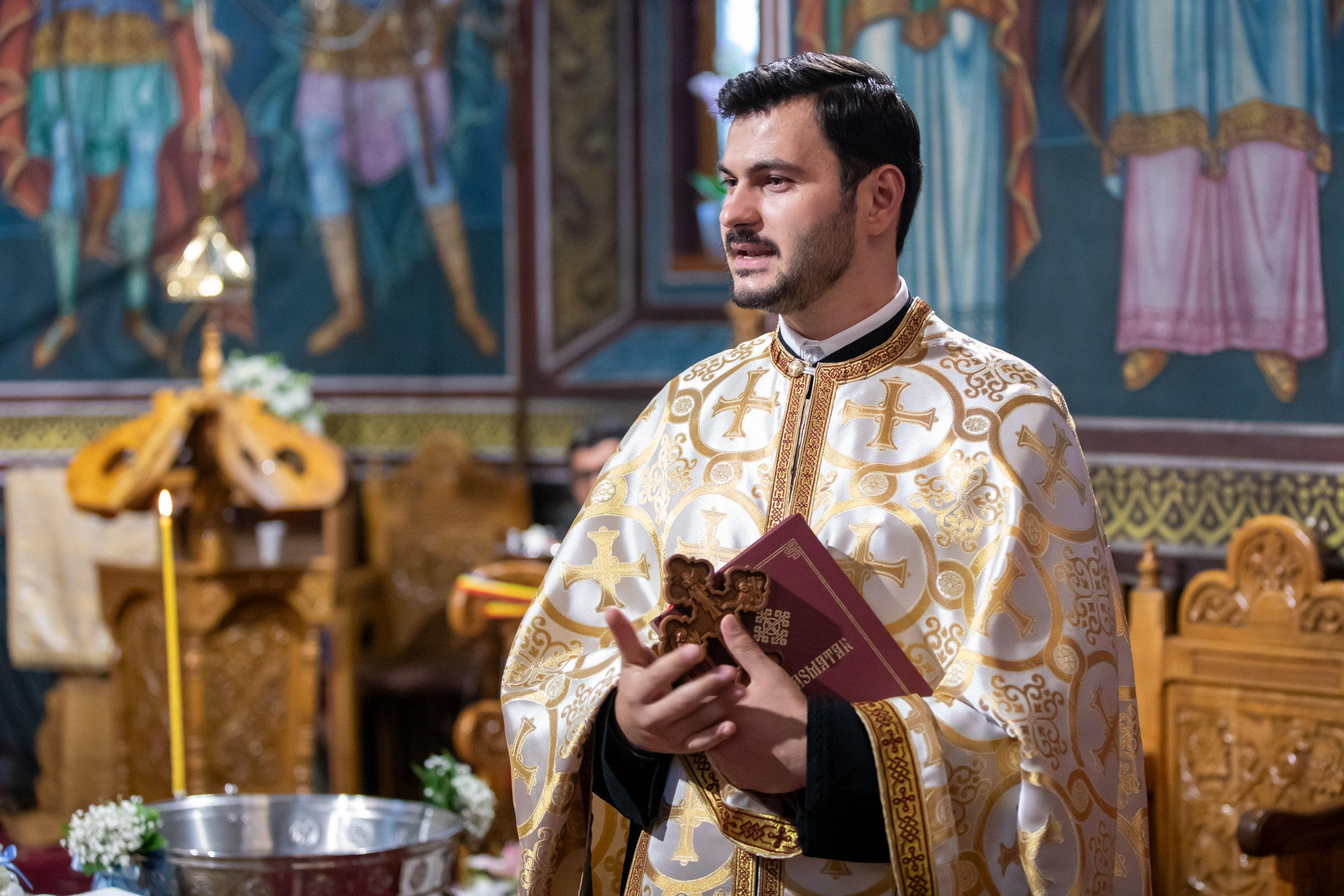 fotograf botez , fotografie botez Botoșani, fotograf Alin Chirilă, amintiri botez, fotografii botez, botez Miruna Parascheva, fotograf copii, fotografie botez în Botoșani-alt="botez , fotografie botez Alin Chirilă, amintiri botez, fotografii emoționante botez Botoșani"-- fotografii-botez-bebelus- amintiri-botez-micuț- moment-sfânt-crestinare- fotografie-emotionanta-botez- detalii-botez-bebelusi- parinti-fericiti-la-botez- fotograf-botez-profesionist- botez-in-biserica-ortodoxa- micuț-botezat-cu-emoție- zâmbete-și-lacrimi-la-botez- bebeluș-la-cristelniță- decor-botez-colorat- botez-cu-dragoste-și-credință- emotie-pura-la-botez- fotograf-botez-botosani- botez-iasi-suceava-fotograf- amintiri-nepretuite-botez-- Preotul ținându-l pe micuțul Mathias Gabriel la botez, în biserica Înălțarea Domnului, Copălău - Detalii de la botezul lui Mathias – lumânare, trusou și icoană - Familia lui Mathias Gabriel alături de micuț, în ziua botezului - Portret emoționant cu mama și bebelușul în brațe, în biserică,fotograf profesionist evenimente Botoșani, Iași, Suceava, Fălticeni, Bacău, Pașcani, Roman - AlinoFotoStudio by Alin Chirilă - servicii foto nuntă, botez, cununie, ședințe foto creative, albume personalizate, fotografii emoționante și calitative pentru cele mai importante momente din viață,fotograf nuntă Botoșani Alin Chirilă, ședință foto botez Iași - AlinoFotoStudio, servicii fotograf profesionist evenimente Suceava, fotograf cununie civilă Fălticeni - Alin Chirilă, album foto nuntă personalizat Bacău.“Bebeluș botezat în biserică, ținut în brațe de nași” • “Detaliu cu lumânarea de botez decorată cu flori albe” • “Părinți emoționați alături de copilul lor la ceremonia de botez” • “Masa festivă de botez cu decor tematic și tort personalizat” • “Momentul în care preotul toarnă apă sfințită pe fruntea bebelușului” “Bebeluș în rochie albă de botez, zâmbind în brațele mamei” • “Detaliu cu cruciulița de botez așezată pe o pernă de satin” • “Părinți și nași aprinzând lumânările în timpul ceremoniei de botez” • “Tort de botez decorat cu figurine tematice și numele copilului” • “Copil botezat dormind liniștit în pătuțul decorat festiv” • “Momentul în care preotul binecuvântează copilul în fața altarului” • “Invitați adunându-se în jurul mesei festive la petrecerea de botez” • “Bebeluș ținând în mână o jucărie personalizată primită la botez” • “Familie fericită pozând împreună după ceremonia de botez” • “Decor tematic cu baloane și flori la locația petrecerii de botez” fotograf Botoșani fotograf evenimente fotograf botez Alin Chirila fotograf alinofotostudio.fotograf botez Amelis Maria, fotografie botez Botoșani, fotograf Alin Chirilă, amintiri botez, fotografii botez, botez Amelis Maria, fotograf copii, fotografie botez în Botoșani,