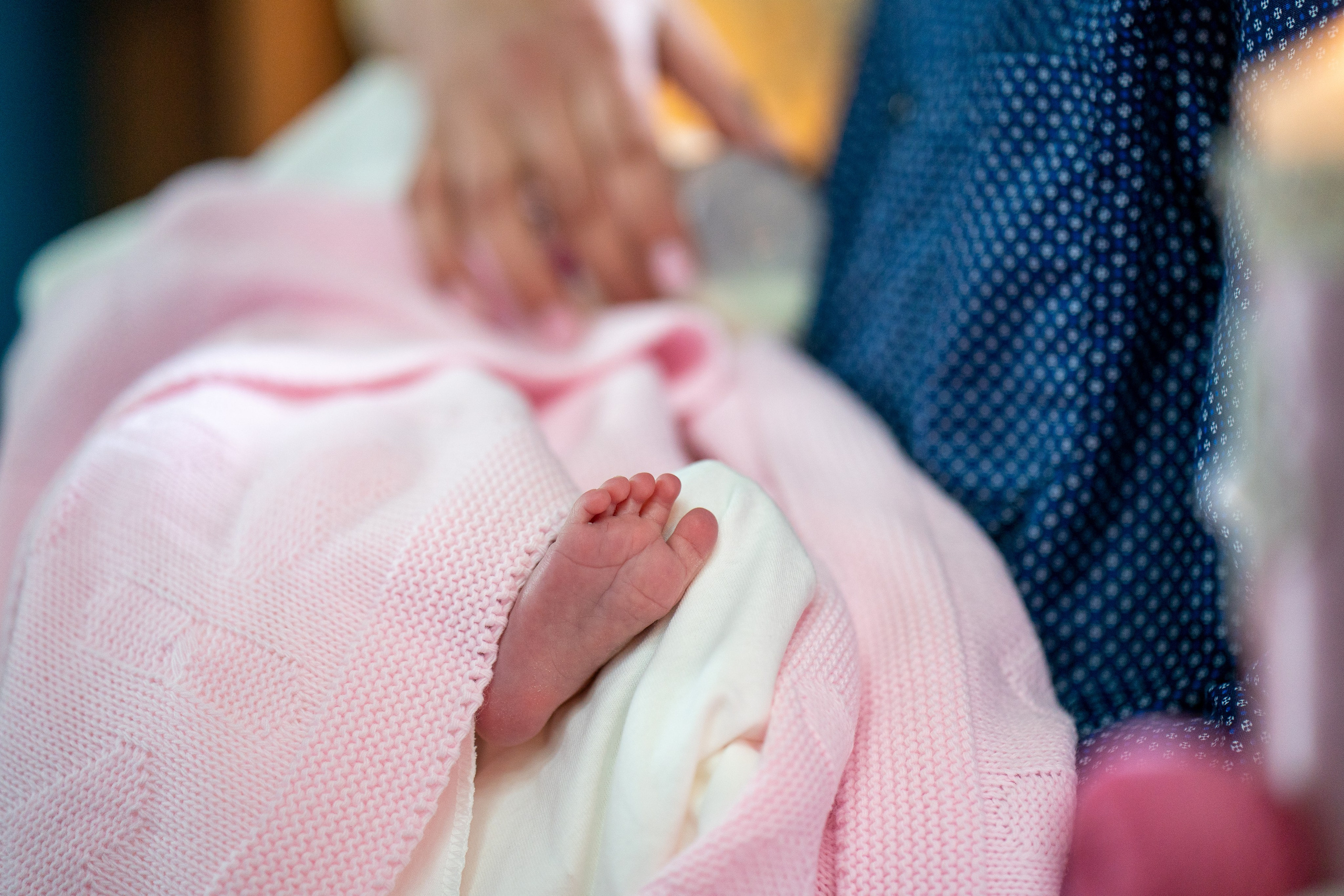 “Bebeluș botezat în biserică, ținut în brațe de nași” • “Detaliu cu lumânarea de botez decorată cu flori albe” • “Părinți emoționați alături de copilul lor la ceremonia de botez” • “Masa festivă de botez cu decor tematic și tort personalizat” • “Momentul în care preotul toarnă apă sfințită pe fruntea bebelușului” “Bebeluș în rochie albă de botez, zâmbind în brațele mamei” • “Detaliu cu cruciulița de botez așezată pe o pernă de satin” • “Părinți și nași aprinzând lumânările în timpul ceremoniei de botez” • “Tort de botez decorat cu figurine tematice și numele copilului” • “Copil botezat dormind liniștit în pătuțul decorat festiv” • “Momentul în care preotul binecuvântează copilul în fața altarului” • “Invitați adunându-se în jurul mesei festive la petrecerea de botez” • “Bebeluș ținând în mână o jucărie personalizată primită la botez” • “Familie fericită pozând împreună după ceremonia de botez” • “Decor tematic cu baloane și flori la locația petrecerii de botez” fotograf Botoșani fotograf evenimente fotograf botez Alin Chirila fotograf alinofotostudio,- Preotul ținându-l pe micuțul Mathias Gabriel la botez, în biserica Înălțarea Domnului, Copălău - Detalii de la botezul lui Mathias – lumânare, trusou și icoană - Familia lui Mathias Gabriel alături de micuț, în ziua botezului - Portret emoționant cu mama și bebelușul în brațe, în biserică,fotograf profesionist evenimente Botoșani, Iași, Suceava, Fălticeni, Bacău, Pașcani, Roman - AlinoFotoStudio by Alin Chirilă - servicii foto nuntă, botez, cununie, ședințe foto creative, albume personalizate, fotografii emoționante și calitative pentru cele mai importante momente din viață,fotograf nuntă Botoșani Alin Chirilă, ședință foto botez Iași - AlinoFotoStudio, servicii fotograf profesionist evenimente Suceava, fotograf cununie civilă Fălticeni - Alin Chirilă, album foto nuntă personalizat Bacău.“Bebeluș botezat în biserică, ținut în brațe de nași” • “Detaliu cu lumânarea de botez decorată cu flori albe” • “Părinți emoționați alături de copilul lor la ceremonia de botez” • “Masa festivă de botez cu decor tematic și tort personalizat” • “Momentul în care preotul toarnă apă sfințită pe fruntea bebelușului” “Bebeluș în rochie albă de botez, zâmbind în brațele mamei” • “Detaliu cu cruciulița de botez așezată pe o pernă de satin” • “Părinți și nași aprinzând lumânările în timpul ceremoniei de botez” • “Tort de botez decorat cu figurine tematice și numele copilului” • “Copil botezat dormind liniștit în pătuțul decorat festiv” • “Momentul în care preotul binecuvântează copilul în fața altarului” • “Invitați adunându-se în jurul mesei festive la petrecerea de botez” • “Bebeluș ținând în mână o jucărie personalizată primită la botez” • “Familie fericită pozând împreună după ceremonia de botez” • “Decor tematic cu baloane și flori la locația petrecerii de botez” fotograf Botoșani fotograf evenimente fotograf botez Alin Chirila fotograf alinofotostudio.fotograf botez Amelis Maria, fotografie botez Botoșani, fotograf Alin Chirilă, amintiri botez, fotografii botez, botez Amelis Maria, fotograf copii, fotografie botez în Botoșani,