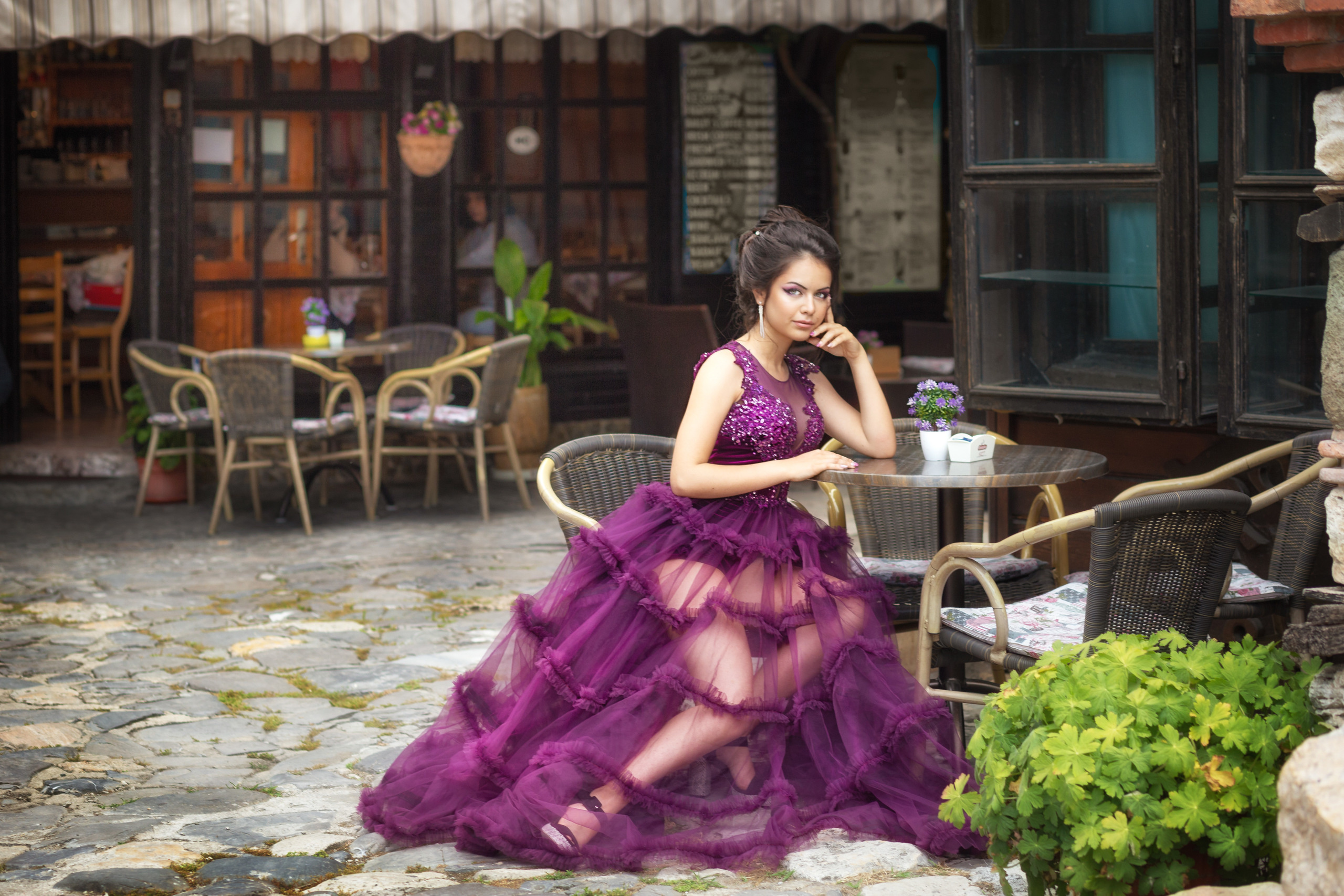 Абитуриентски снимки, ученически снимки. Фотограф Бургас. Фотосесии в студио и на открито, портрети, заснемане