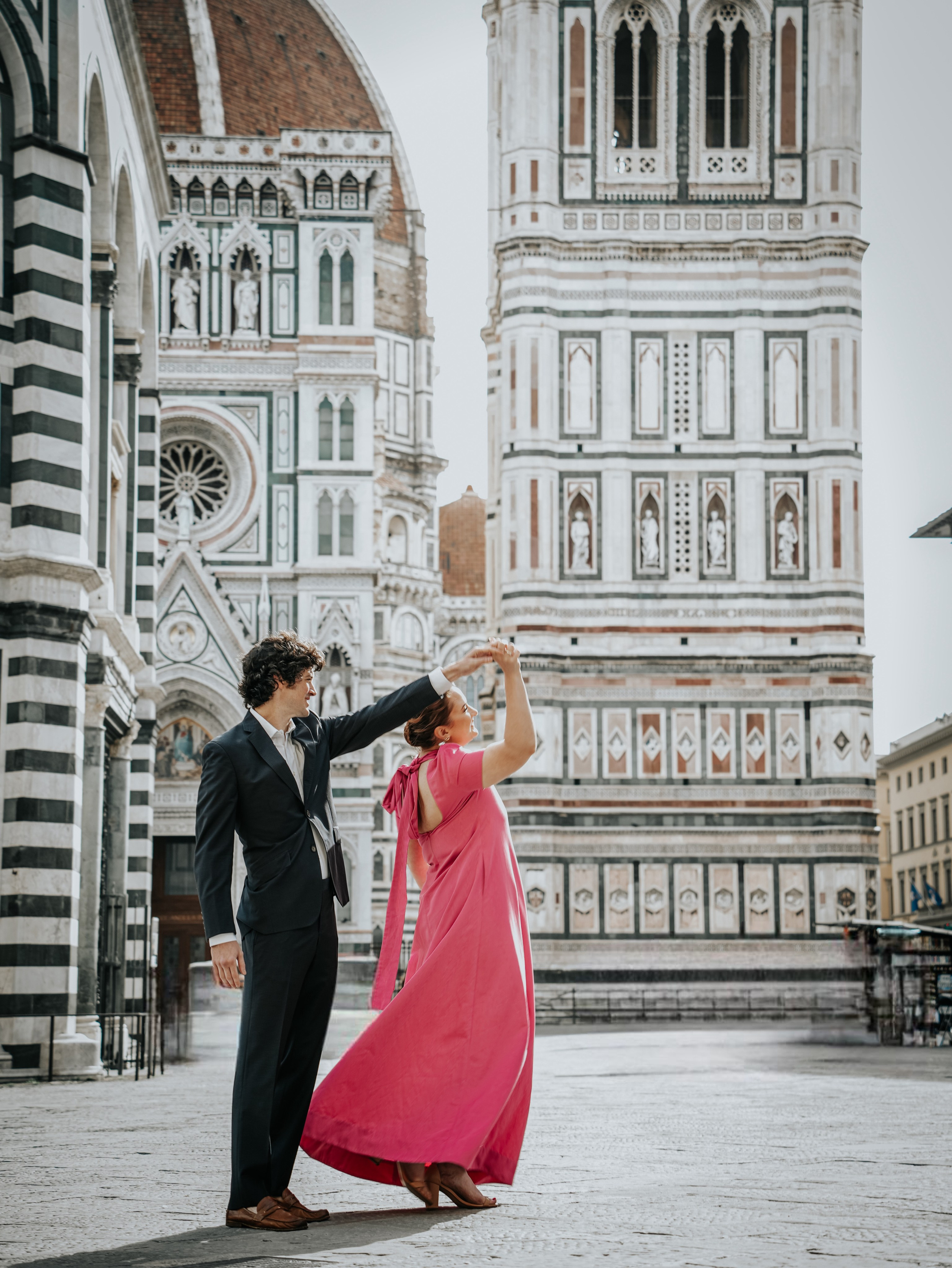 Classic Photoshoot Duomo & pz Michelangelo. Wedding Photographer in Italy