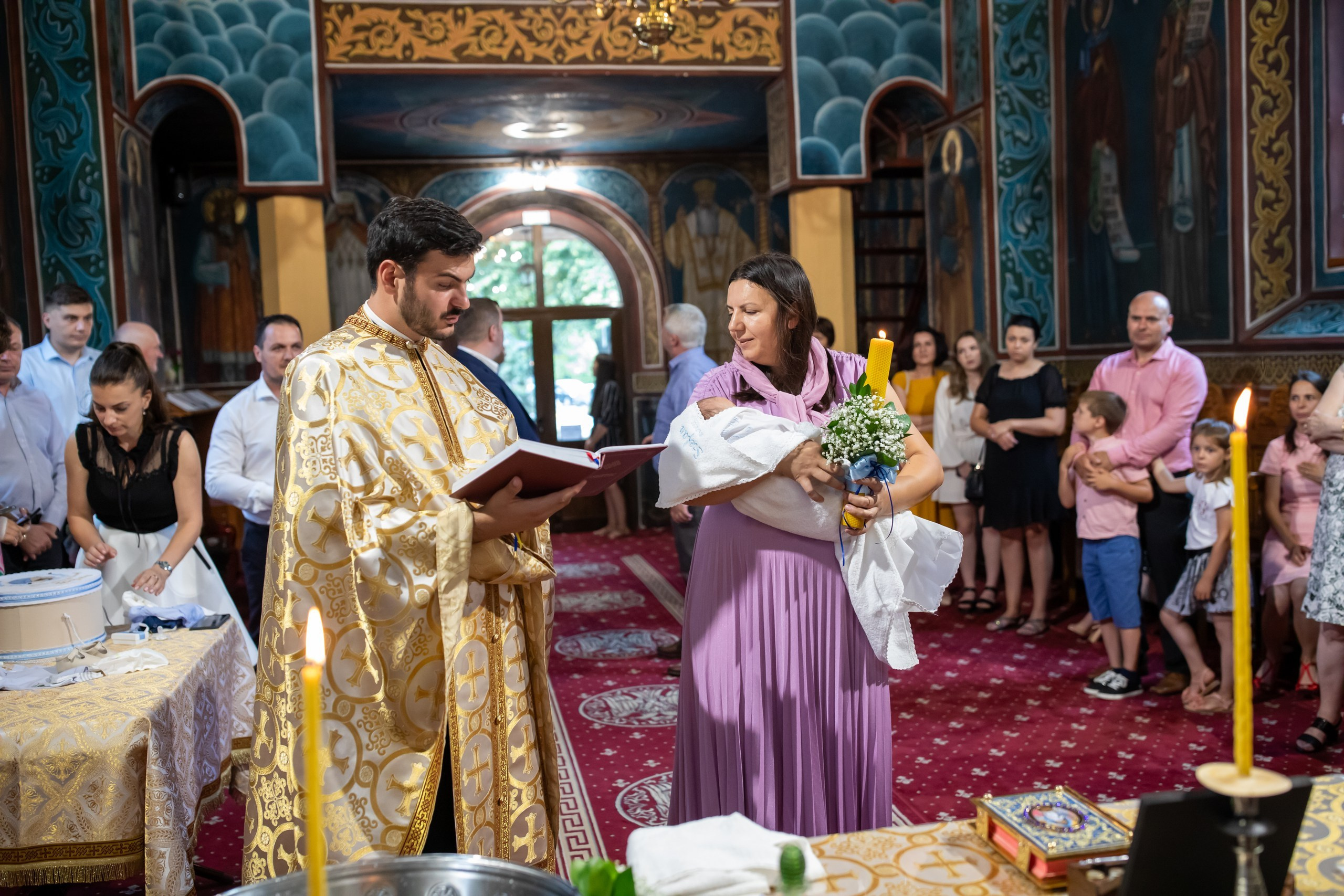 fotograf botez , fotografie botez Botoșani, fotograf Alin Chirilă, amintiri botez, fotografii botez, botez Miruna Parascheva, fotograf copii, fotografie botez în Botoșani-alt="botez , fotografie botez Alin Chirilă, amintiri botez, fotografii emoționante botez Botoșani"-- fotografii-botez-bebelus- amintiri-botez-micuț- moment-sfânt-crestinare- fotografie-emotionanta-botez- detalii-botez-bebelusi- parinti-fericiti-la-botez- fotograf-botez-profesionist- botez-in-biserica-ortodoxa- micuț-botezat-cu-emoție- zâmbete-și-lacrimi-la-botez- bebeluș-la-cristelniță- decor-botez-colorat- botez-cu-dragoste-și-credință- emotie-pura-la-botez- fotograf-botez-botosani- botez-iasi-suceava-fotograf- amintiri-nepretuite-botez-- Preotul ținându-l pe micuțul Mathias Gabriel la botez, în biserica Înălțarea Domnului, Copălău - Detalii de la botezul lui Mathias – lumânare, trusou și icoană - Familia lui Mathias Gabriel alături de micuț, în ziua botezului - Portret emoționant cu mama și bebelușul în brațe, în biserică,fotograf profesionist evenimente Botoșani, Iași, Suceava, Fălticeni, Bacău, Pașcani, Roman - AlinoFotoStudio by Alin Chirilă - servicii foto nuntă, botez, cununie, ședințe foto creative, albume personalizate, fotografii emoționante și calitative pentru cele mai importante momente din viață,fotograf nuntă Botoșani Alin Chirilă, ședință foto botez Iași - AlinoFotoStudio, servicii fotograf profesionist evenimente Suceava, fotograf cununie civilă Fălticeni - Alin Chirilă, album foto nuntă personalizat Bacău.“Bebeluș botezat în biserică, ținut în brațe de nași” • “Detaliu cu lumânarea de botez decorată cu flori albe” • “Părinți emoționați alături de copilul lor la ceremonia de botez” • “Masa festivă de botez cu decor tematic și tort personalizat” • “Momentul în care preotul toarnă apă sfințită pe fruntea bebelușului” “Bebeluș în rochie albă de botez, zâmbind în brațele mamei” • “Detaliu cu cruciulița de botez așezată pe o pernă de satin” • “Părinți și nași aprinzând lumânările în timpul ceremoniei de botez” • “Tort de botez decorat cu figurine tematice și numele copilului” • “Copil botezat dormind liniștit în pătuțul decorat festiv” • “Momentul în care preotul binecuvântează copilul în fața altarului” • “Invitați adunându-se în jurul mesei festive la petrecerea de botez” • “Bebeluș ținând în mână o jucărie personalizată primită la botez” • “Familie fericită pozând împreună după ceremonia de botez” • “Decor tematic cu baloane și flori la locația petrecerii de botez” fotograf Botoșani fotograf evenimente fotograf botez Alin Chirila fotograf alinofotostudio.fotograf botez Amelis Maria, fotografie botez Botoșani, fotograf Alin Chirilă, amintiri botez, fotografii botez, botez Amelis Maria, fotograf copii, fotografie botez în Botoșani,