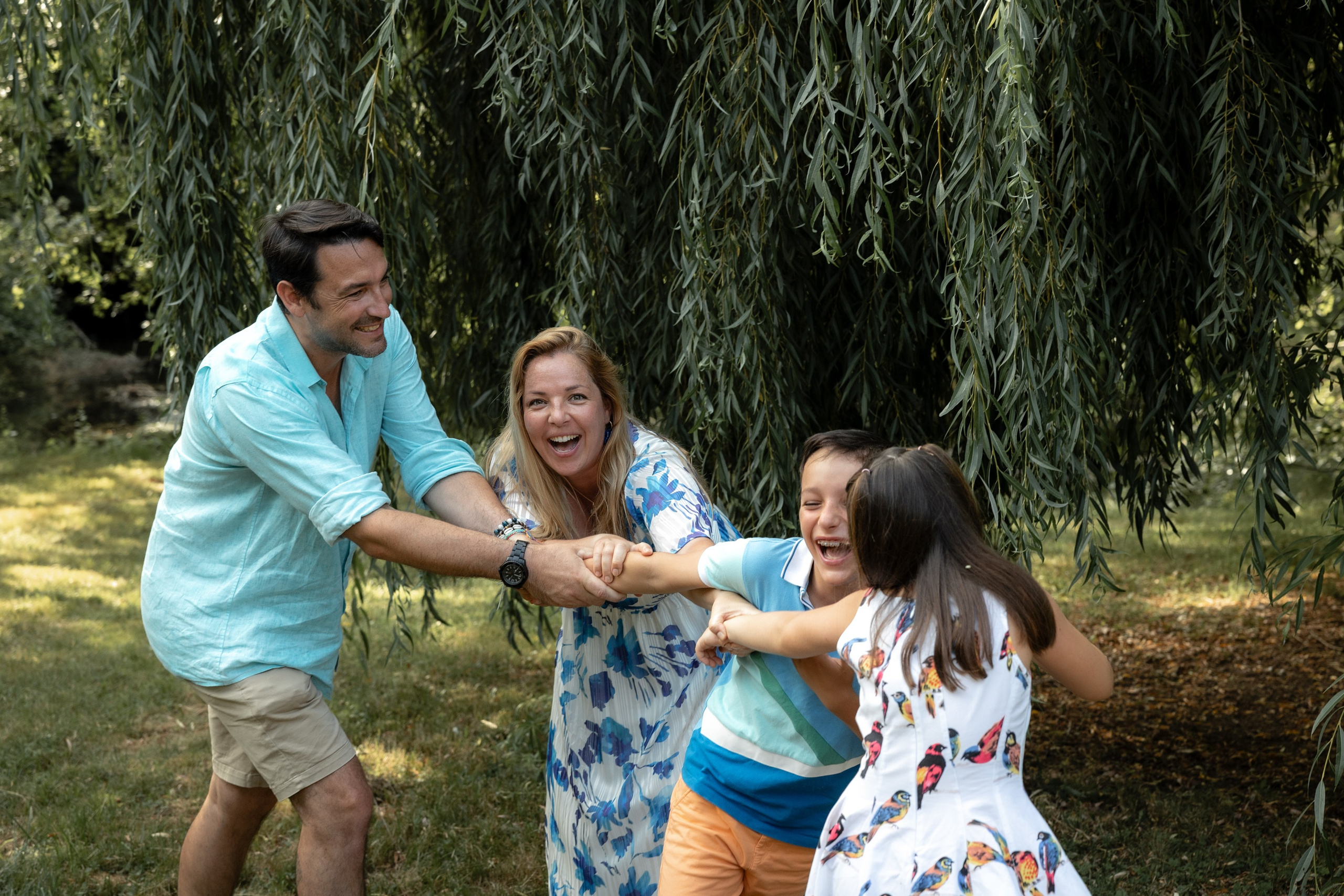 Family photoshoot in Parc du Cabirol, Colomiers. Eugenie Smirnova — wedding, corporate and lifestyle photographer in Toulouse and Southwest France