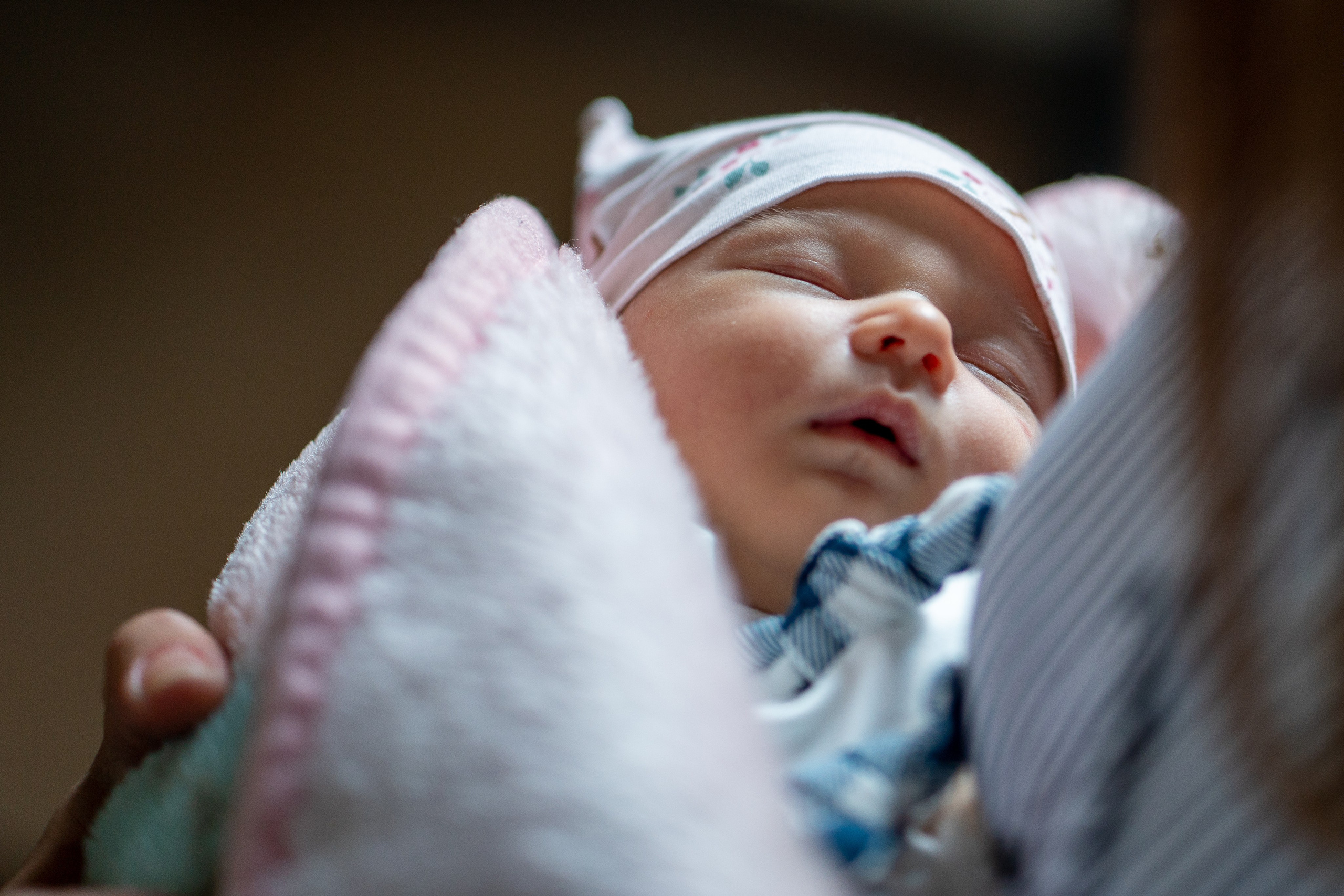 “Bebeluș botezat în biserică, ținut în brațe de nași” • “Detaliu cu lumânarea de botez decorată cu flori albe” • “Părinți emoționați alături de copilul lor la ceremonia de botez” • “Masa festivă de botez cu decor tematic și tort personalizat” • “Momentul în care preotul toarnă apă sfințită pe fruntea bebelușului” “Bebeluș în rochie albă de botez, zâmbind în brațele mamei” • “Detaliu cu cruciulița de botez așezată pe o pernă de satin” • “Părinți și nași aprinzând lumânările în timpul ceremoniei de botez” • “Tort de botez decorat cu figurine tematice și numele copilului” • “Copil botezat dormind liniștit în pătuțul decorat festiv” • “Momentul în care preotul binecuvântează copilul în fața altarului” • “Invitați adunându-se în jurul mesei festive la petrecerea de botez” • “Bebeluș ținând în mână o jucărie personalizată primită la botez” • “Familie fericită pozând împreună după ceremonia de botez” • “Decor tematic cu baloane și flori la locația petrecerii de botez” fotograf Botoșani fotograf evenimente fotograf botez Alin Chirila fotograf alinofotostudio,- Preotul ținându-l pe micuțul Mathias Gabriel la botez, în biserica Înălțarea Domnului, Copălău - Detalii de la botezul lui Mathias – lumânare, trusou și icoană - Familia lui Mathias Gabriel alături de micuț, în ziua botezului - Portret emoționant cu mama și bebelușul în brațe, în biserică,fotograf profesionist evenimente Botoșani, Iași, Suceava, Fălticeni, Bacău, Pașcani, Roman - AlinoFotoStudio by Alin Chirilă - servicii foto nuntă, botez, cununie, ședințe foto creative, albume personalizate, fotografii emoționante și calitative pentru cele mai importante momente din viață,fotograf nuntă Botoșani Alin Chirilă, ședință foto botez Iași - AlinoFotoStudio, servicii fotograf profesionist evenimente Suceava, fotograf cununie civilă Fălticeni - Alin Chirilă, album foto nuntă personalizat Bacău.“Bebeluș botezat în biserică, ținut în brațe de nași” • “Detaliu cu lumânarea de botez decorată cu flori albe” • “Părinți emoționați alături de copilul lor la ceremonia de botez” • “Masa festivă de botez cu decor tematic și tort personalizat” • “Momentul în care preotul toarnă apă sfințită pe fruntea bebelușului” “Bebeluș în rochie albă de botez, zâmbind în brațele mamei” • “Detaliu cu cruciulița de botez așezată pe o pernă de satin” • “Părinți și nași aprinzând lumânările în timpul ceremoniei de botez” • “Tort de botez decorat cu figurine tematice și numele copilului” • “Copil botezat dormind liniștit în pătuțul decorat festiv” • “Momentul în care preotul binecuvântează copilul în fața altarului” • “Invitați adunându-se în jurul mesei festive la petrecerea de botez” • “Bebeluș ținând în mână o jucărie personalizată primită la botez” • “Familie fericită pozând împreună după ceremonia de botez” • “Decor tematic cu baloane și flori la locația petrecerii de botez” fotograf Botoșani fotograf evenimente fotograf botez Alin Chirila fotograf alinofotostudio.fotograf botez Amelis Maria, fotografie botez Botoșani, fotograf Alin Chirilă, amintiri botez, fotografii botez, botez Amelis Maria, fotograf copii, fotografie botez în Botoșani,