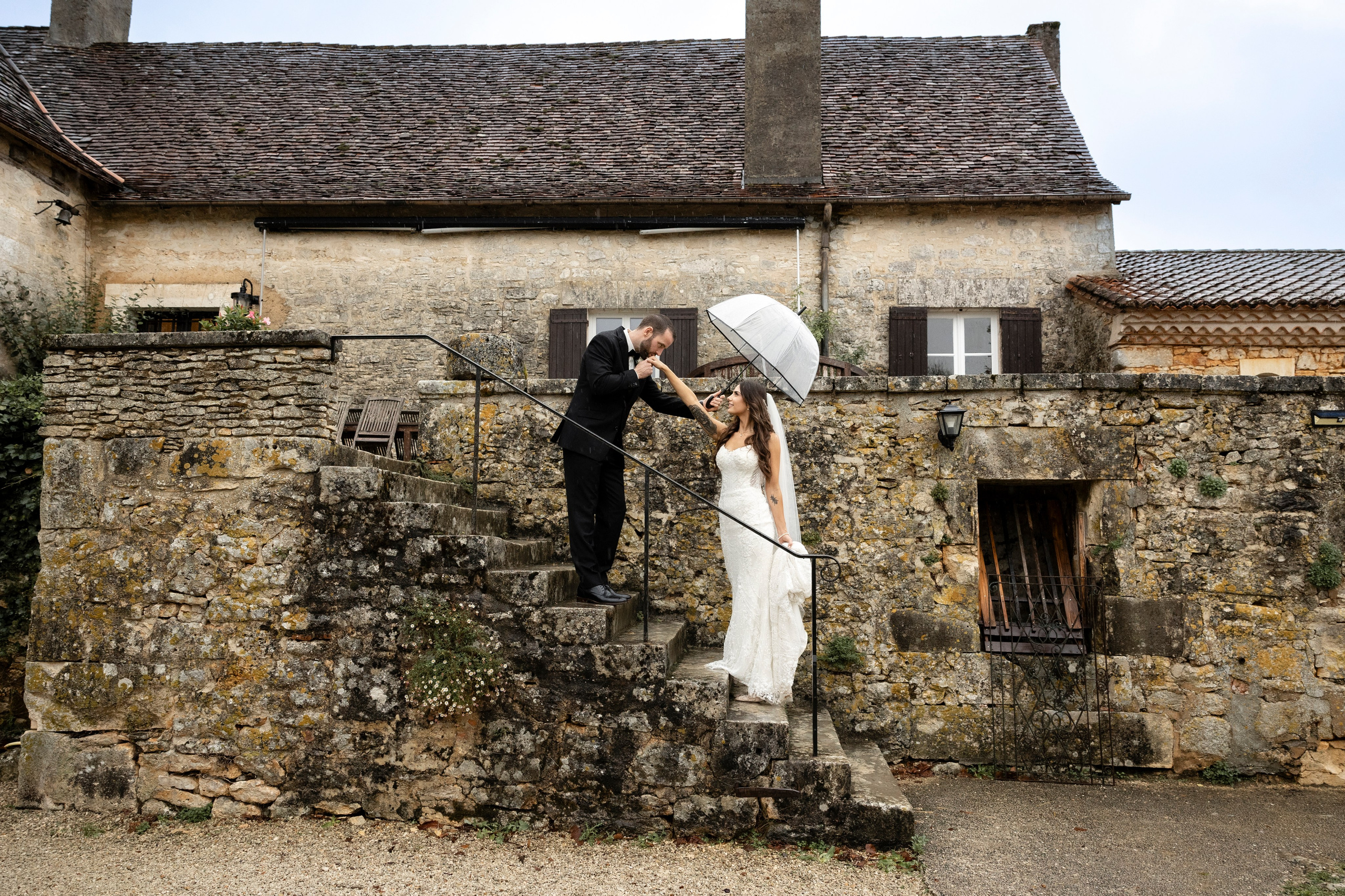 A romantic rainy-day wedding at Château Lagut. Eugenie Smirnova — wedding, corporate and lifestyle photographer in Toulouse and Southwest France