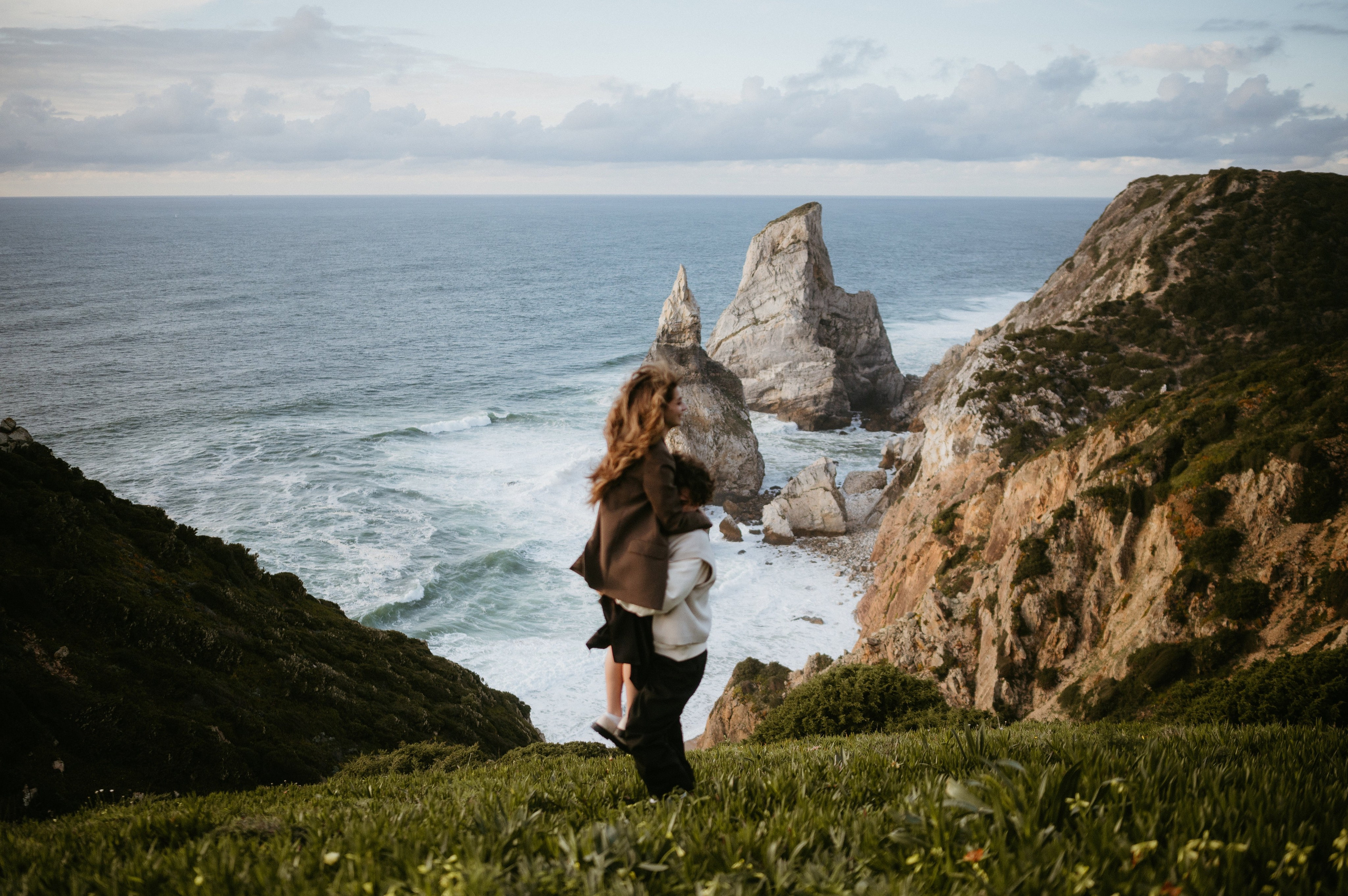Praia da Ursa – ședință foto de cuplu într-un loc magic din Portugalia. Valentin Melen - fotograf de nunta 🤍