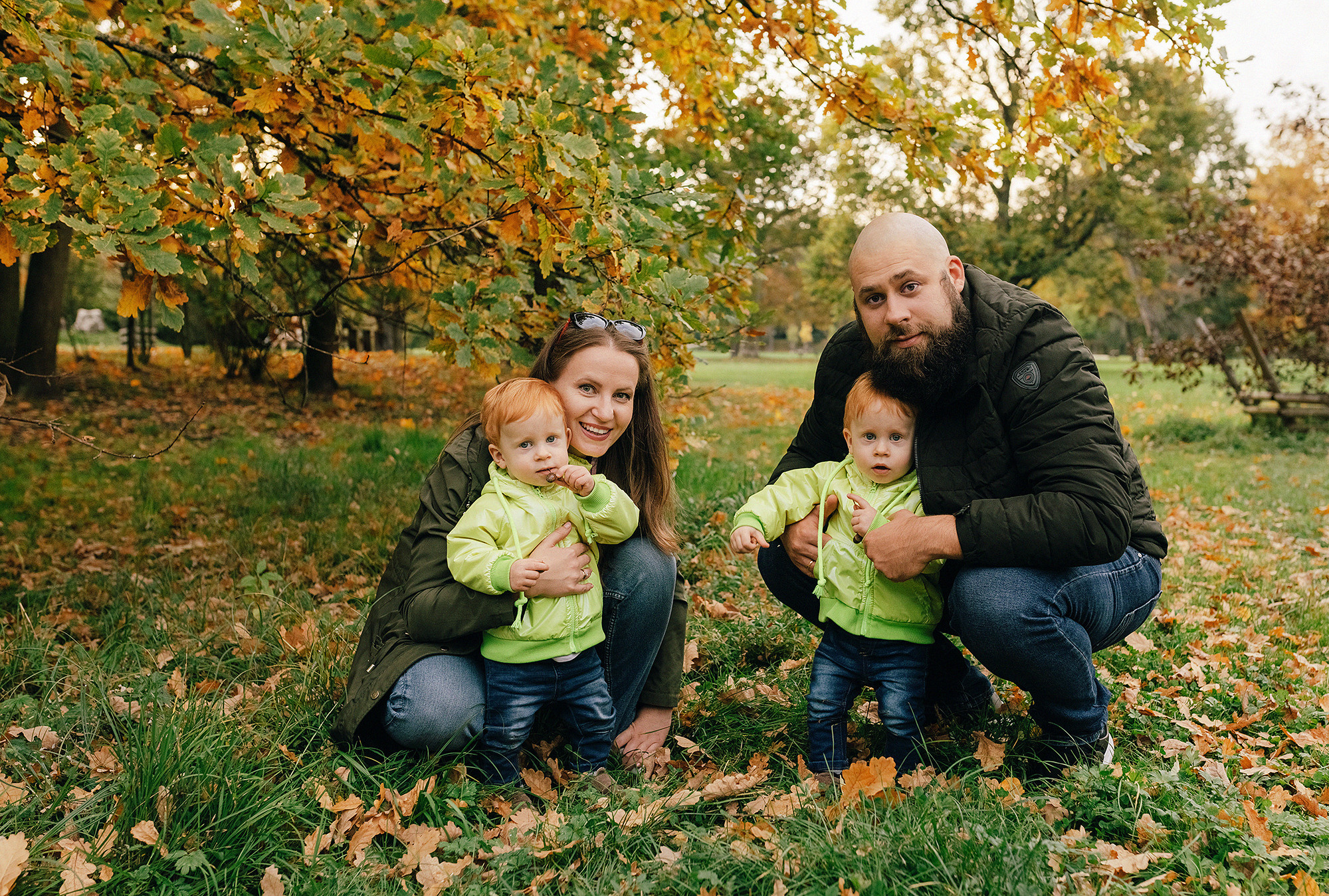 Анна с семьей в парке. Семейный и свадебный фотограф в Праге Наталья Федори