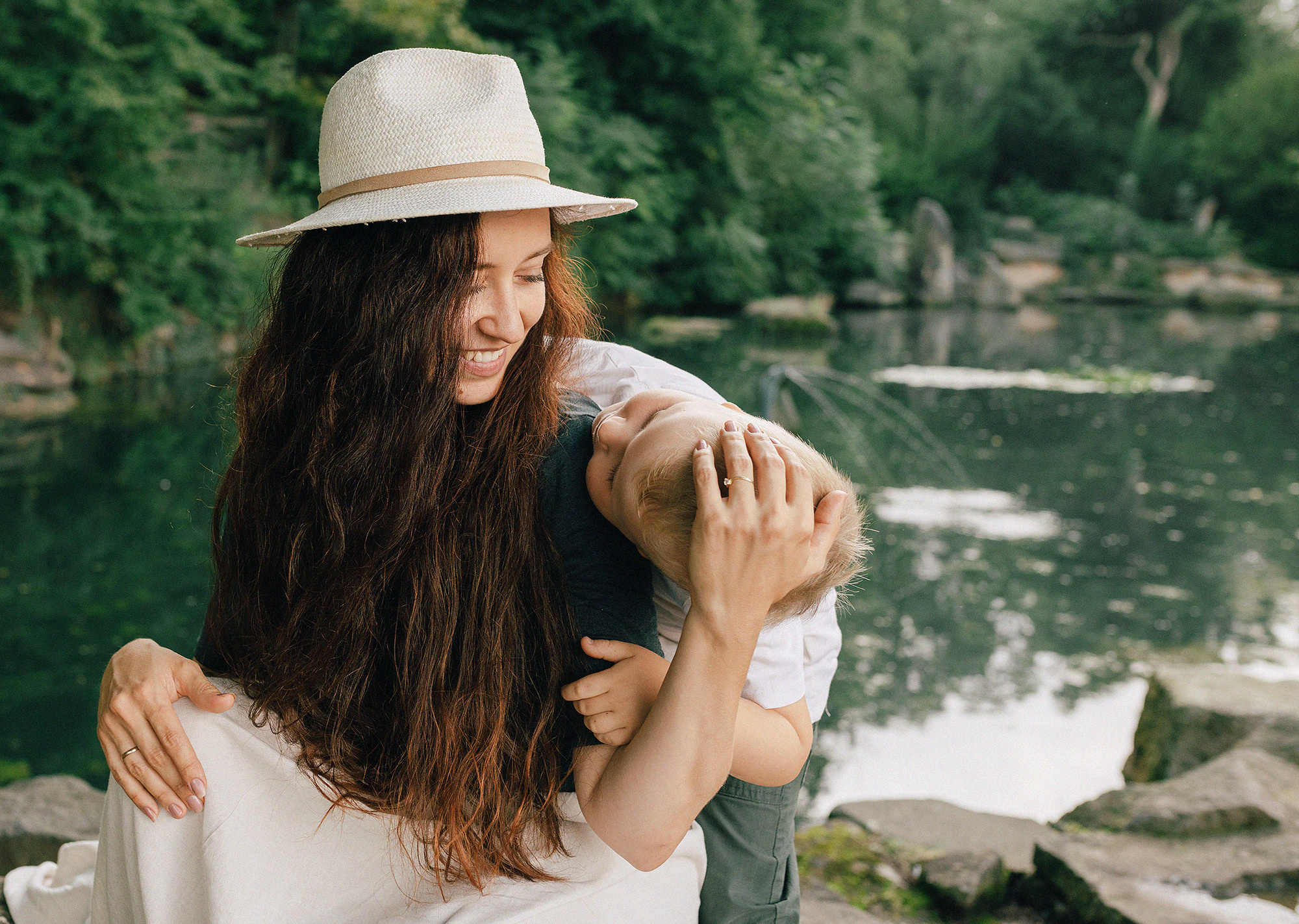 Elena in Troja bridge. Rodinný a svatební fotograf v Praze