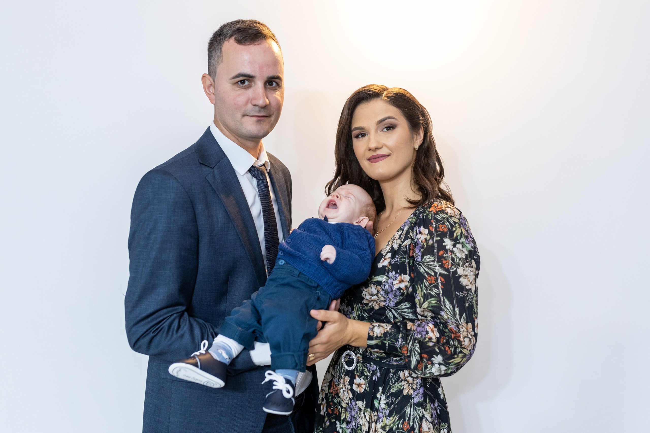 fotograf botez , fotografie botez Botoșani, fotograf Alin Chirilă, amintiri botez, fotografii botez, botez Miruna Parascheva, fotograf copii, fotografie botez în Botoșani-alt="botez , fotografie botez Alin Chirilă, amintiri botez, fotografii emoționante botez Botoșani"-- fotografii-botez-bebelus- amintiri-botez-micuț- moment-sfânt-crestinare- fotografie-emotionanta-botez- detalii-botez-bebelusi- parinti-fericiti-la-botez- fotograf-botez-profesionist- botez-in-biserica-ortodoxa- micuț-botezat-cu-emoție- zâmbete-și-lacrimi-la-botez- bebeluș-la-cristelniță- decor-botez-colorat- botez-cu-dragoste-și-credință- emotie-pura-la-botez- fotograf-botez-botosani- botez-iasi-suceava-fotograf- amintiri-nepretuite-botez-- Preotul ținându-l pe micuțul Mathias Gabriel la botez, în biserica Înălțarea Domnului, Copălău - Detalii de la botezul lui Mathias – lumânare, trusou și icoană - Familia lui Mathias Gabriel alături de micuț, în ziua botezului - Portret emoționant cu mama și bebelușul în brațe, în biserică,fotograf profesionist evenimente Botoșani, Iași, Suceava, Fălticeni, Bacău, Pașcani, Roman - AlinoFotoStudio by Alin Chirilă - servicii foto nuntă, botez, cununie, ședințe foto creative, albume personalizate, fotografii emoționante și calitative pentru cele mai importante momente din viață,fotograf nuntă Botoșani Alin Chirilă, ședință foto botez Iași - AlinoFotoStudio, servicii fotograf profesionist evenimente Suceava, fotograf cununie civilă Fălticeni - Alin Chirilă, album foto nuntă personalizat Bacău.“Bebeluș botezat în biserică, ținut în brațe de nași” • “Detaliu cu lumânarea de botez decorată cu flori albe” • “Părinți emoționați alături de copilul lor la ceremonia de botez” • “Masa festivă de botez cu decor tematic și tort personalizat” • “Momentul în care preotul toarnă apă sfințită pe fruntea bebelușului” “Bebeluș în rochie albă de botez, zâmbind în brațele mamei” • “Detaliu cu cruciulița de botez așezată pe o pernă de satin” • “Părinți și nași aprinzând lumânările în timpul ceremoniei de botez” • “Tort de botez decorat cu figurine tematice și numele copilului” • “Copil botezat dormind liniștit în pătuțul decorat festiv” • “Momentul în care preotul binecuvântează copilul în fața altarului” • “Invitați adunându-se în jurul mesei festive la petrecerea de botez” • “Bebeluș ținând în mână o jucărie personalizată primită la botez” • “Familie fericită pozând împreună după ceremonia de botez” • “Decor tematic cu baloane și flori la locația petrecerii de botez” fotograf Botoșani fotograf evenimente fotograf botez Alin Chirila fotograf alinofotostudio.fotograf botez Amelis Maria, fotografie botez Botoșani, fotograf Alin Chirilă, amintiri botez, fotografii botez, botez Amelis Maria, fotograf copii, fotografie botez în Botoșani,