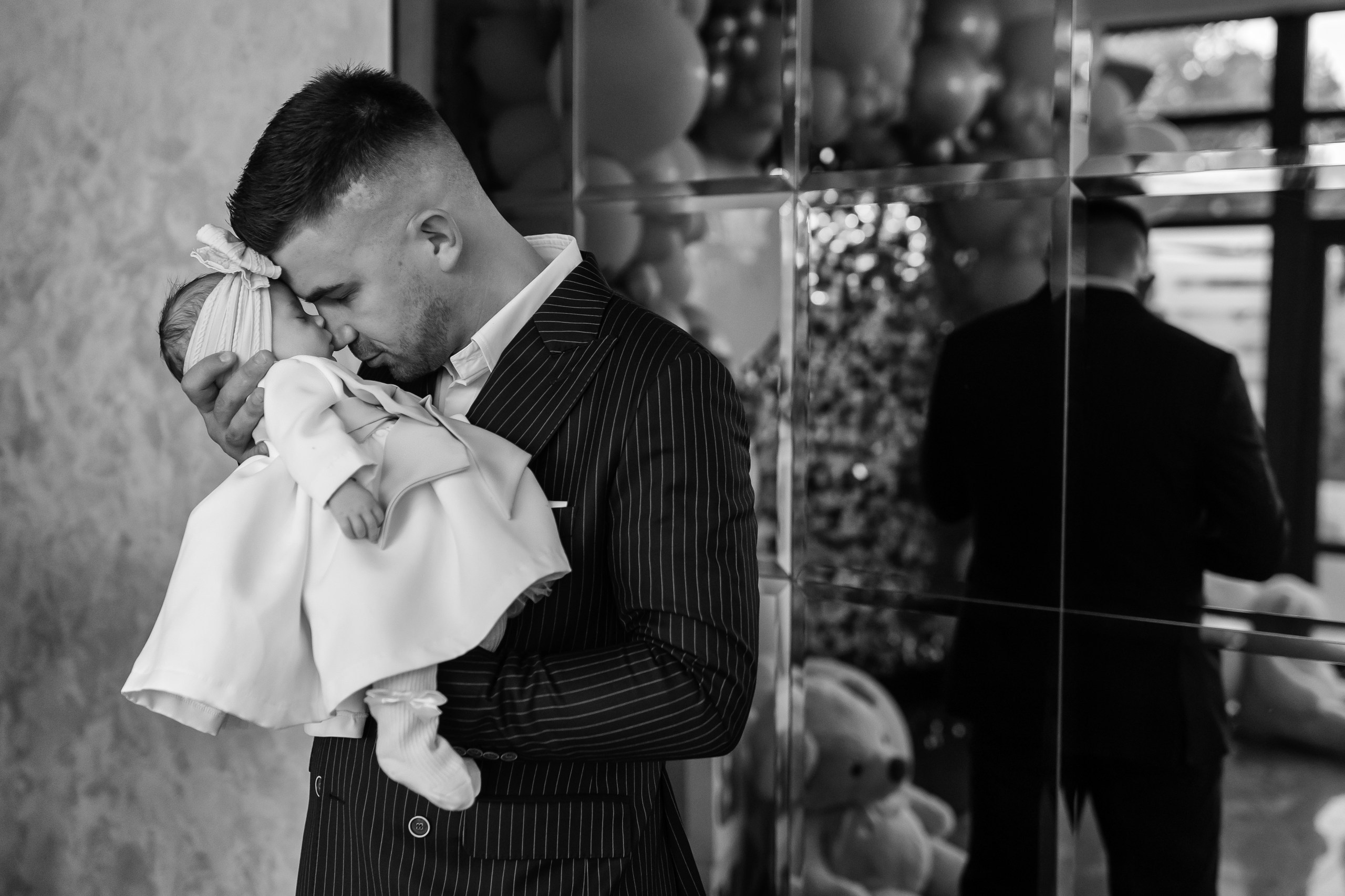 “Bebeluș botezat în biserică, ținut în brațe de nași” • “Detaliu cu lumânarea de botez decorată cu flori albe” • “Părinți emoționați alături de copilul lor la ceremonia de botez” • “Masa festivă de botez cu decor tematic și tort personalizat” • “Momentul în care preotul toarnă apă sfințită pe fruntea bebelușului” “Bebeluș în rochie albă de botez, zâmbind în brațele mamei” • “Detaliu cu cruciulița de botez așezată pe o pernă de satin” • “Părinți și nași aprinzând lumânările în timpul ceremoniei de botez” • “Tort de botez decorat cu figurine tematice și numele copilului” • “Copil botezat dormind liniștit în pătuțul decorat festiv” • “Momentul în care preotul binecuvântează copilul în fața altarului” • “Invitați adunându-se în jurul mesei festive la petrecerea de botez” • “Bebeluș ținând în mână o jucărie personalizată primită la botez” • “Familie fericită pozând împreună după ceremonia de botez” • “Decor tematic cu baloane și flori la locația petrecerii de botez” fotograf Botoșani fotograf evenimente fotograf botez Alin Chirila fotograf alinofotostudio,- Preotul ținându-l pe micuțul Mathias Gabriel la botez, în biserica Înălțarea Domnului, Copălău - Detalii de la botezul lui Mathias – lumânare, trusou și icoană - Familia lui Mathias Gabriel alături de micuț, în ziua botezului - Portret emoționant cu mama și bebelușul în brațe, în biserică,fotograf profesionist evenimente Botoșani, Iași, Suceava, Fălticeni, Bacău, Pașcani, Roman - AlinoFotoStudio by Alin Chirilă - servicii foto nuntă, botez, cununie, ședințe foto creative, albume personalizate, fotografii emoționante și calitative pentru cele mai importante momente din viață,fotograf nuntă Botoșani Alin Chirilă, ședință foto botez Iași - AlinoFotoStudio, servicii fotograf profesionist evenimente Suceava, fotograf cununie civilă Fălticeni - Alin Chirilă, album foto nuntă personalizat Bacău.“Bebeluș botezat în biserică, ținut în brațe de nași” • “Detaliu cu lumânarea de botez decorată cu flori albe” • “Părinți emoționați alături de copilul lor la ceremonia de botez” • “Masa festivă de botez cu decor tematic și tort personalizat” • “Momentul în care preotul toarnă apă sfințită pe fruntea bebelușului” “Bebeluș în rochie albă de botez, zâmbind în brațele mamei” • “Detaliu cu cruciulița de botez așezată pe o pernă de satin” • “Părinți și nași aprinzând lumânările în timpul ceremoniei de botez” • “Tort de botez decorat cu figurine tematice și numele copilului” • “Copil botezat dormind liniștit în pătuțul decorat festiv” • “Momentul în care preotul binecuvântează copilul în fața altarului” • “Invitați adunându-se în jurul mesei festive la petrecerea de botez” • “Bebeluș ținând în mână o jucărie personalizată primită la botez” • “Familie fericită pozând împreună după ceremonia de botez” • “Decor tematic cu baloane și flori la locația petrecerii de botez” fotograf Botoșani fotograf evenimente fotograf botez Alin Chirila fotograf alinofotostudio.fotograf botez Amelis Maria, fotografie botez Botoșani, fotograf Alin Chirilă, amintiri botez, fotografii botez, botez Amelis Maria, fotograf copii, fotografie botez în Botoșani,