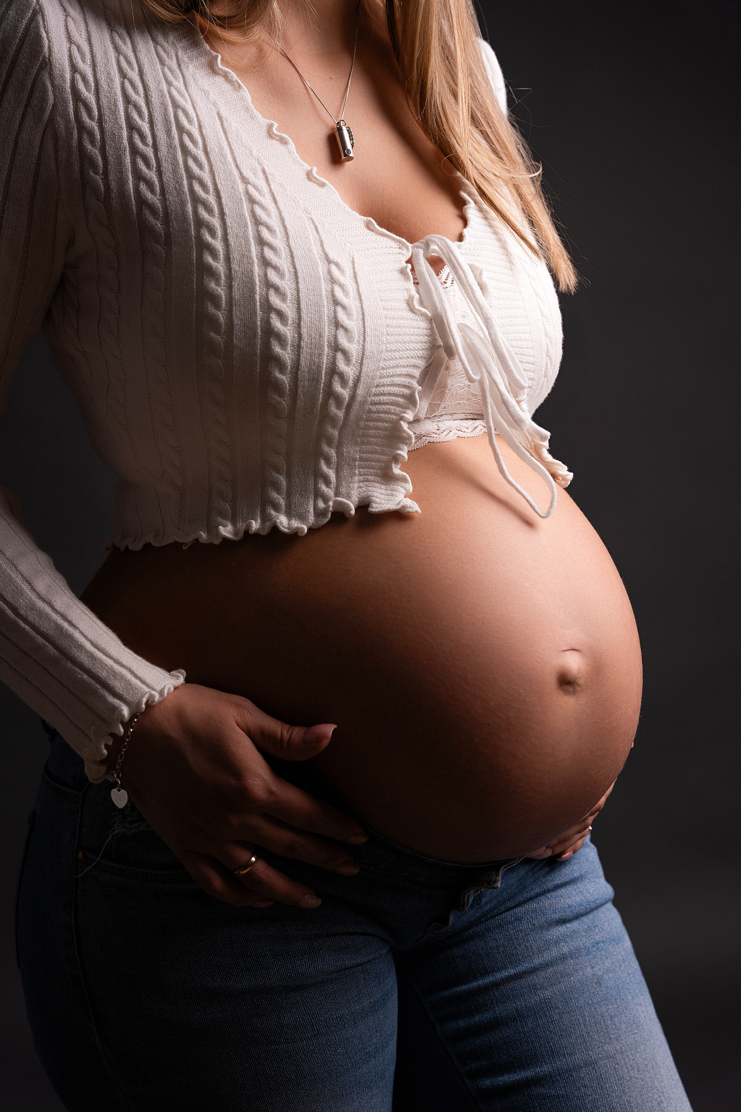 Babybauch im Studio. Portraitfotografie in Gründau Elena Ohnstedt