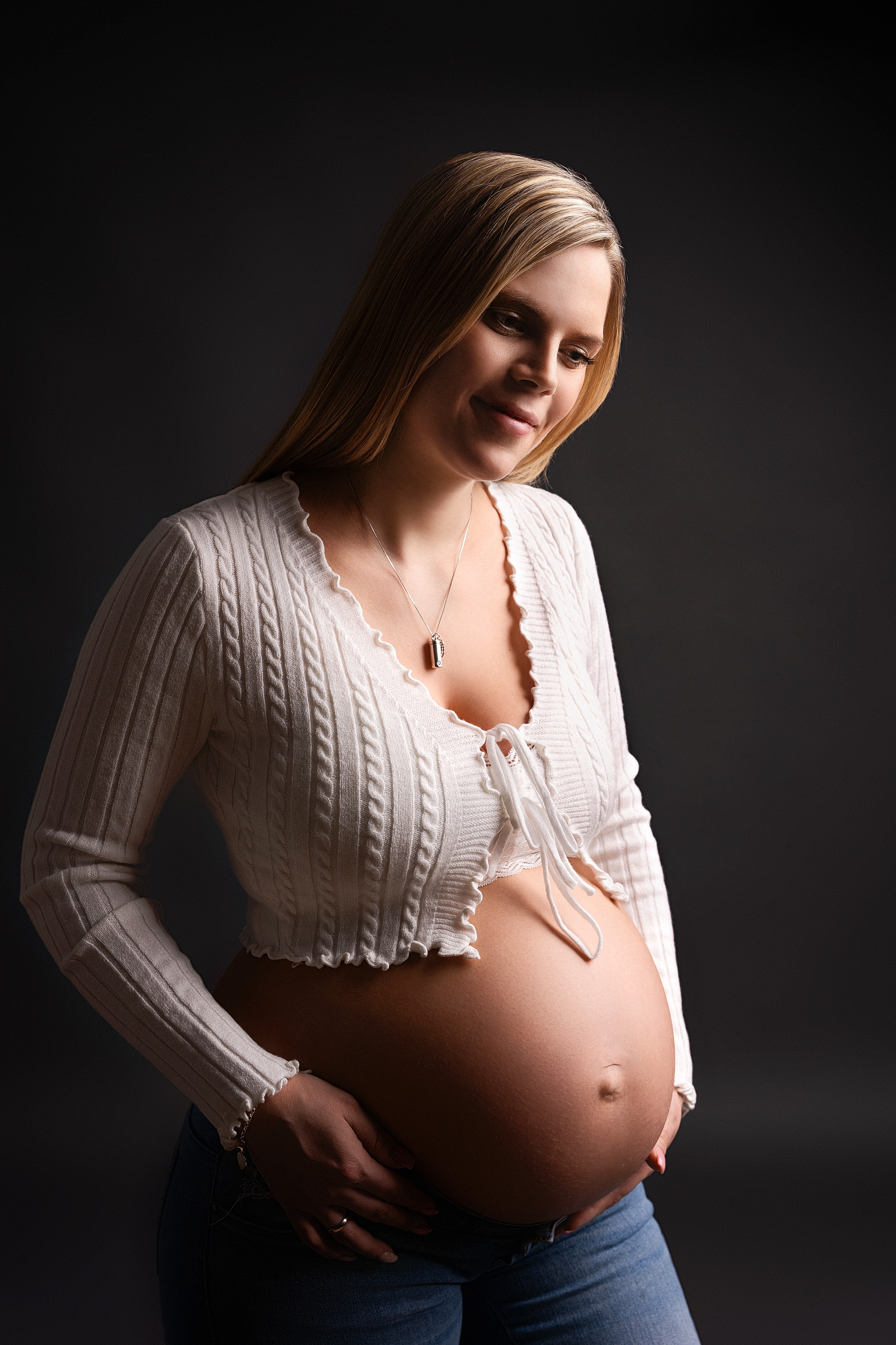 Babybauch im Studio. Portraitfotografie in Gründau Elena Ohnstedt