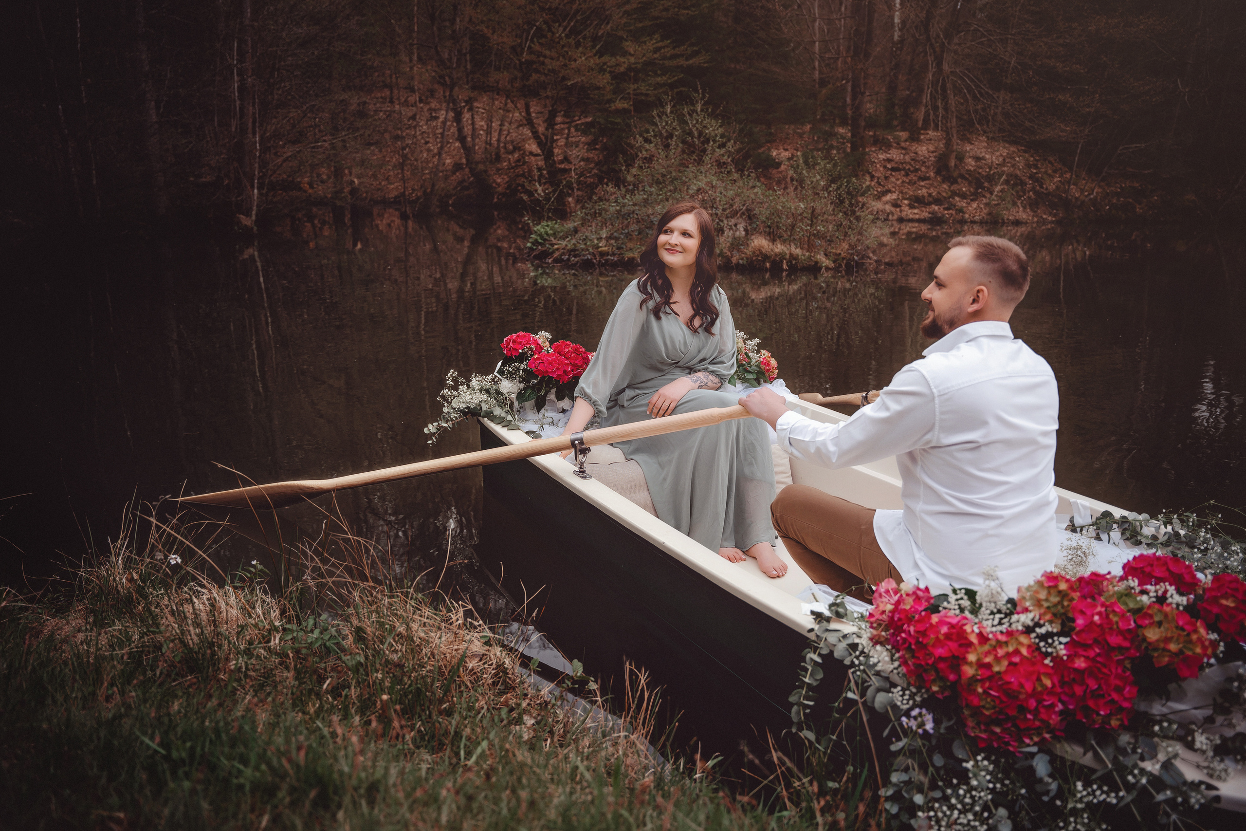 Romantisches Paarshooting am See. Portraitfotografie in Gründau Elena Ohnstedt