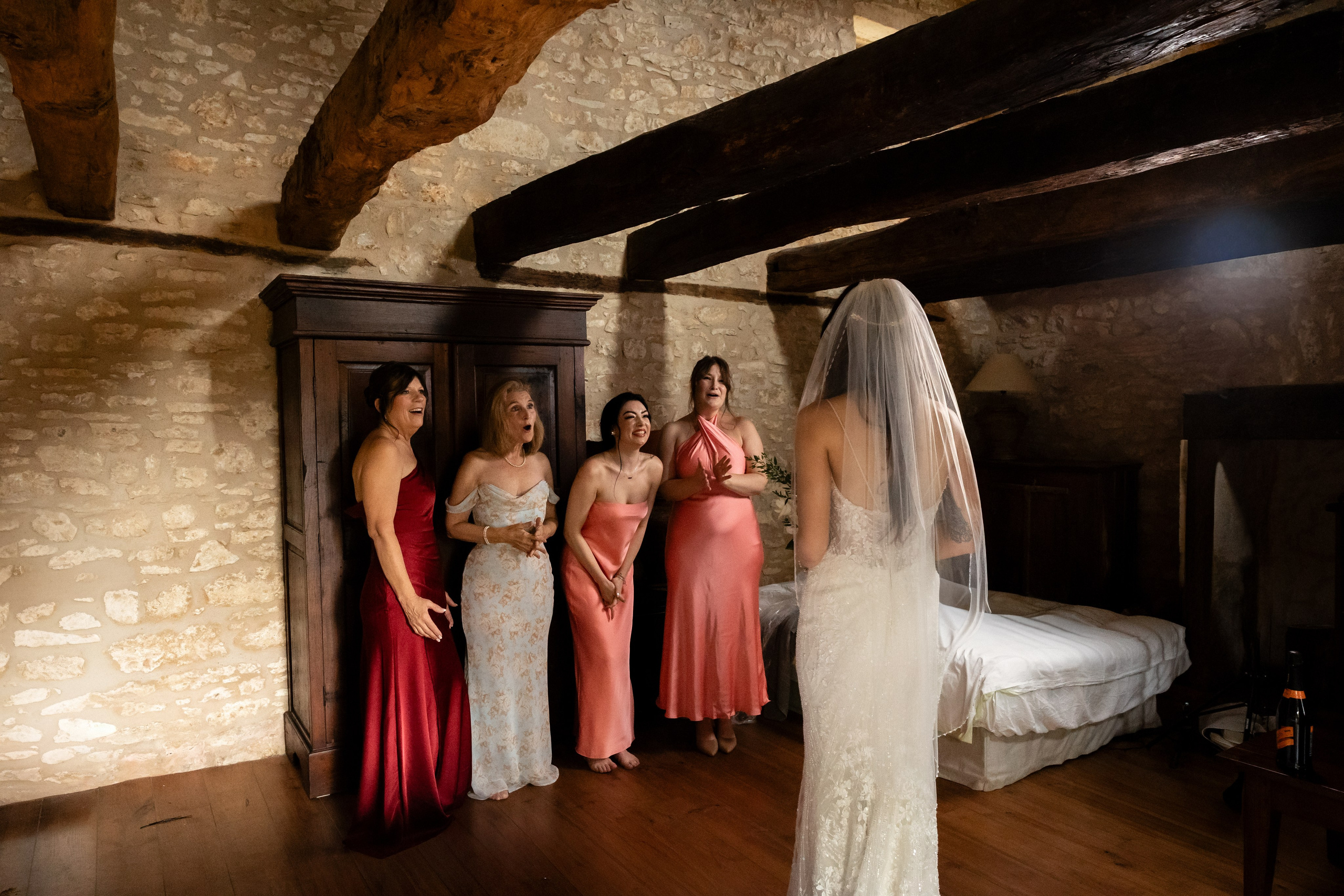 A romantic rainy-day wedding at Château Lagut. Eugenie Smirnova — wedding, corporate and lifestyle photographer in Toulouse and Southwest France