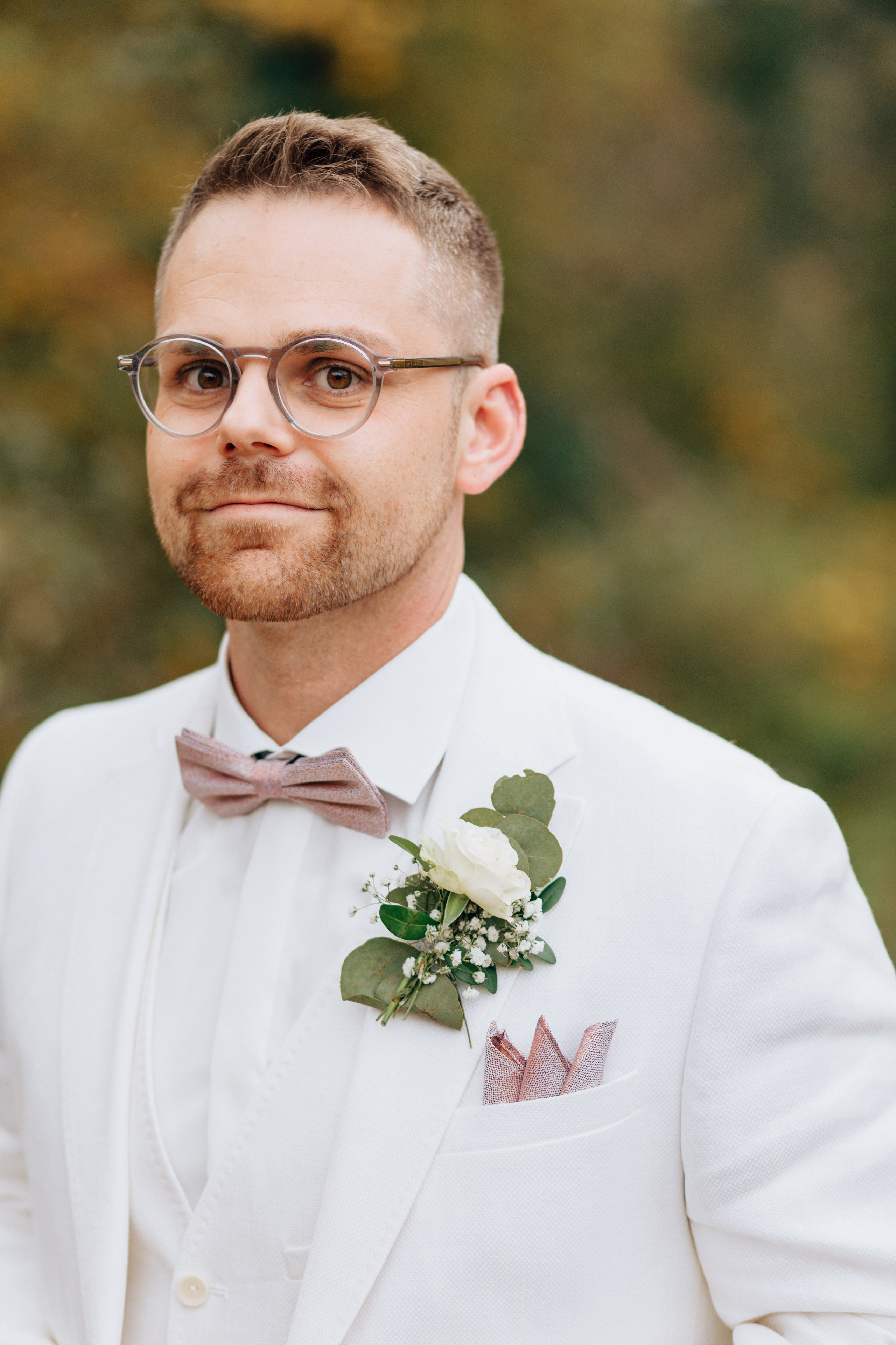 Der Bräutigam lächelt entspannt.