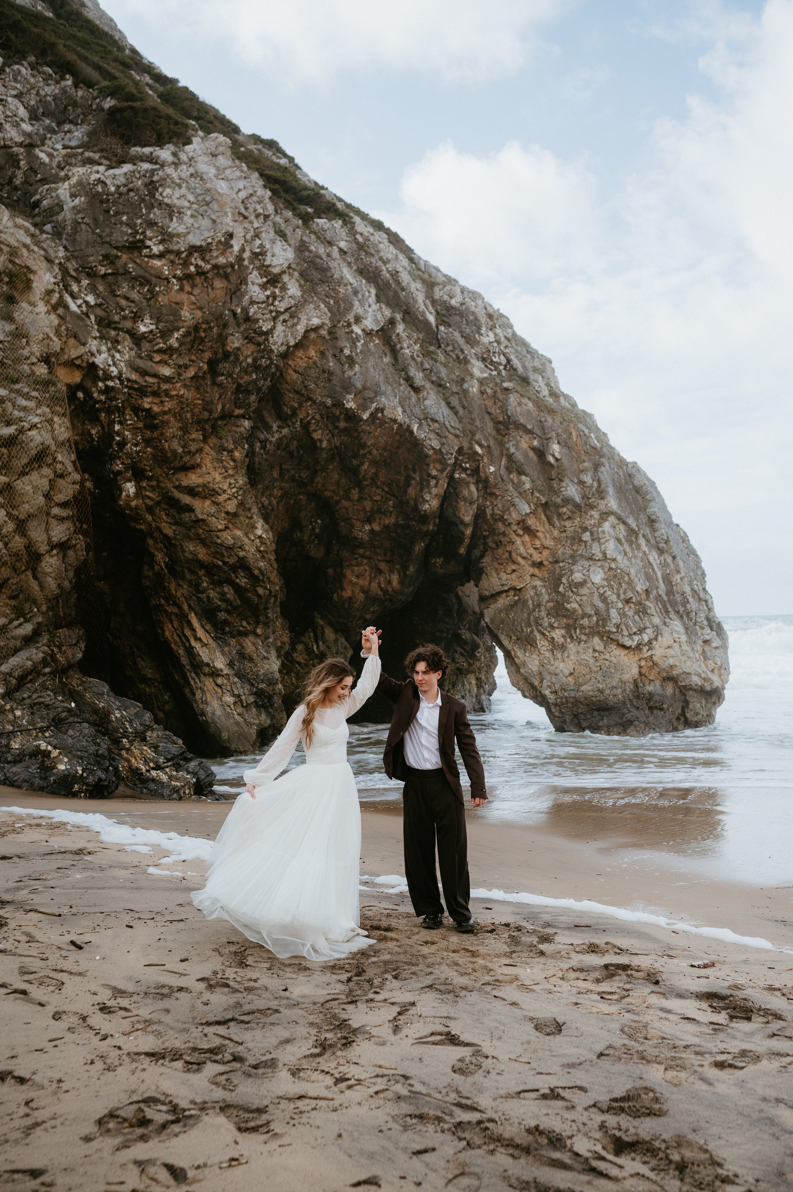 Ședință foto de nuntă pe plaja Adraga – emoție la malul oceanului Atlantic. Valentin Melen — wedding photographer