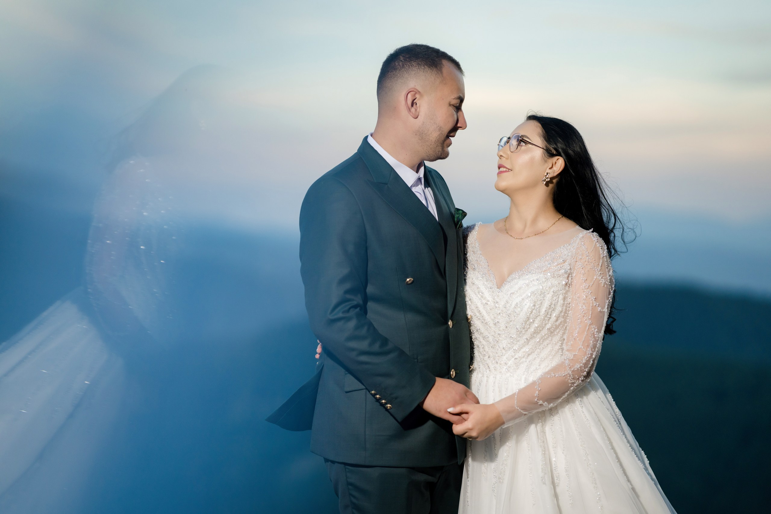 - nunta--fotograf-profesionist-botosani - fotografie-nunta-romantica - imagini-nunta-in-natura-alin-chirila-fotograf - fotografii-cuplu-indragostit-nunta-botosani - sedinta-foto-miri-andrei-iustina-alinofotostudio - amintiri-din-nunta-realizate-de-fotograf-profesionist - povestea-nuntii-andrei-si-iustina-in-imagini-alinofotostudio-fotograf evenimente- evenimente Botoșani -fotograf Suceava - fotograf Iași- servicii foto. servicii foto Botoșani. servicii foto video Botoșani. fotograf nunta. fotograf evenimente. fotograf nunta Botoșani. Alin chirila. Alin chirila fotograf. Alinofotostudio.- servicii foto. servicii foto Botoșani. servicii foto video Botoșani. fotograf nunta. fotograf evenimente. fotograf nunta Botoșani. Alin chirila. Alin chirila fotograf. Alinofotostudio.fotograf stare civilă,poze stare civilă,album foto stare civilă,servicii foto suceava,fotograf evenimente suceava,fotograf nuntă suceava,poze cununie civilă,ședință foto stare civilă,sesiune foto suceava,fotograf profesionist suceava,fotograf botosani,stare civila botosani,alinofotostudio,alin chirila fotograf.servicii foto. servicii foto Botoșani. servicii foto video Botoșani. fotograf nunta. fotograf evenimente. fotograf nunta Botoșani. Alin chirila. Alin chirila fotograf. Alinofotostudio.fotograf stare civilă,poze stare civilă,album foto stare civilă,servicii foto suceava,fotograf evenimente suceava,fotograf nuntă suceava,poze cununie civilă,ședință foto stare civilă,sesiune foto suceava,fotograf profesionist suceava,fotograf botosani,stare civila povestitor prin fotografiebotosani,alinofotostudio,alin chirila fotograf,servicii foto. servicii foto Botoșani. servicii foto video Botoșani. fotograf nunta. fotograf evenimente. fotograf nunta Botoșani. Alin chirila. Alin chirila fotograf. Alinofotostudio.fotograf stare civilă,poze stare civilă,album foto stare civilă,servicii foto suceava,fotograf evenimente suceava,fotograf nuntă suceava,poze cununie civilă,ședință foto stare civilă,sesiune foto suceava,fotograf profesionist suceava,fotograf botosani,stare civila botosani,alinofotostudio,alin chirila fotograf,cununie religioasă botoșani,andreea și neculai,capela militară botoșani,foto conacul zăicești,fotograf nuntă botoșani,fotograf cununie religioasă,foto evenimente botoșani,poze cununie capela militară,ședință foto zăicești,fotograf profesionist botoșaniMire și mireasă – Sergiu & Liliana – ziua nunții, 2024 - Emoții în ziua nunții – Sergiu și Liliana - Dansul mirilor – fotografie artistică nuntă 2024 - Sedinta foto romantică în natură – Sergiu & Liliana - Rochia de mireasă și detalii de nuntă elegan-Album de cununie civilă Florin și Anda – Fotografii profesionale realizate de Alin Chirilă în Botoșani -fotograf prin fotografie-Ședință foto Trash the Dress pe muntele Rarău cu Iulian și Iuliana – fotografie de cuplu, natură montană, emoție autentică surprinsă de Alin Chirilă, povestitor prin fotografie.- "Iulian și Iuliana pe crestele Rarăului – fotografie Trash the Dress în natură" - "Cuplu îmbrățișat la apus pe muntele Rarău – ședință foto după nuntă" - "Rochie de mireasă în vânt pe munte – Trash the Dress Rarău-1. Iulian și Iuliana pe muntele Rarău – ședință foto Trash the Dress în natură, cu peisaj montan spectaculos 2. Cuplu în îmbrățișare pe Rarău – emoție autentică surprinsă după nuntă 3. Rochie de mireasă în bătaia vântului – fotografie artistică Trash the Dress în munți 4. Mire și mireasă privind spre orizont – dragoste și libertate pe muntele Rarău 5. Iuliana zâmbind în rochia de mireasă – portret în natură, Trash the Dress 6. Iulian ținându-și mireasa de mână – ședință foto romantică pe munte 7. Detaliu cu rochia pe stâncă – estetică naturală Trash the Dress Rarău 8. Cuplu în mers pe poteca Rarăului – fotografie simbolică de după nuntă 9. Apus de soare pe Rarău în spatele mirilor – imagine de poveste Trash the Dress 10. Iulian și Iuliana râzând împreună – momente autentice surprinse de Alin Chirilă, povestitor prin fotografie