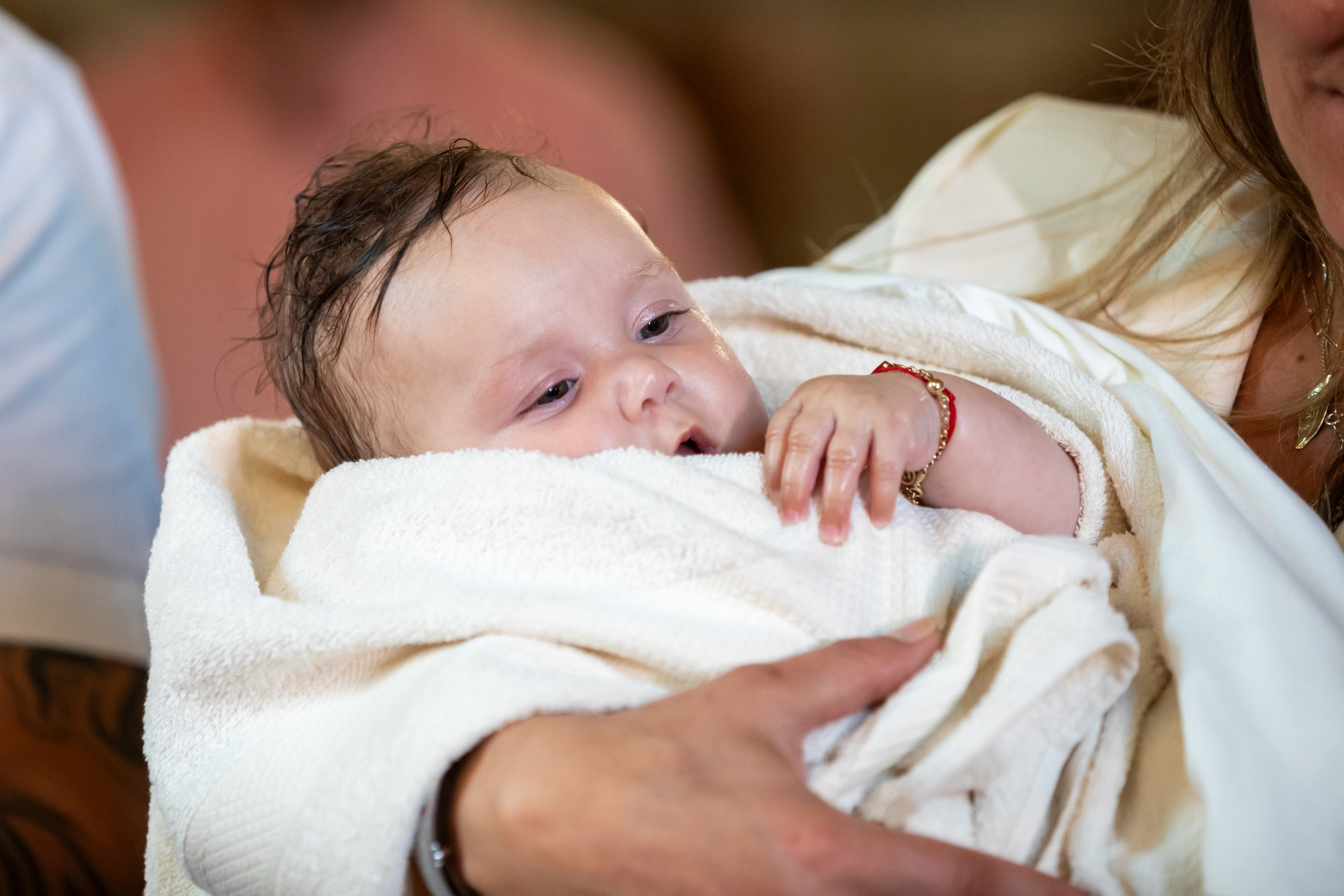 fotograf botez , fotografie botez Botoșani, fotograf Alin Chirilă, amintiri botez, fotografii botez, botez Miruna Parascheva, fotograf copii, fotografie botez în Botoșani-alt="botez , fotografie botez Alin Chirilă, amintiri botez, fotografii emoționante botez Botoșani"-- fotografii-botez-bebelus- amintiri-botez-micuț- moment-sfânt-crestinare- fotografie-emotionanta-botez- detalii-botez-bebelusi- parinti-fericiti-la-botez- fotograf-botez-profesionist- botez-in-biserica-ortodoxa- micuț-botezat-cu-emoție- zâmbete-și-lacrimi-la-botez- bebeluș-la-cristelniță- decor-botez-colorat- botez-cu-dragoste-și-credință- emotie-pura-la-botez- fotograf-botez-botosani- botez-iasi-suceava-fotograf- amintiri-nepretuite-botez-- Preotul ținându-l pe micuțul Mathias Gabriel la botez, în biserica Înălțarea Domnului, Copălău - Detalii de la botezul lui Mathias – lumânare, trusou și icoană - Familia lui Mathias Gabriel alături de micuț, în ziua botezului - Portret emoționant cu mama și bebelușul în brațe, în biserică,fotograf profesionist evenimente Botoșani, Iași, Suceava, Fălticeni, Bacău, Pașcani, Roman - AlinoFotoStudio by Alin Chirilă - servicii foto nuntă, botez, cununie, ședințe foto creative, albume personalizate, fotografii emoționante și calitative pentru cele mai importante momente din viață,fotograf nuntă Botoșani Alin Chirilă, ședință foto botez Iași - AlinoFotoStudio, servicii fotograf profesionist evenimente Suceava, fotograf cununie civilă Fălticeni - Alin Chirilă, album foto nuntă personalizat Bacău.“Bebeluș botezat în biserică, ținut în brațe de nași” • “Detaliu cu lumânarea de botez decorată cu flori albe” • “Părinți emoționați alături de copilul lor la ceremonia de botez” • “Masa festivă de botez cu decor tematic și tort personalizat” • “Momentul în care preotul toarnă apă sfințită pe fruntea bebelușului” “Bebeluș în rochie albă de botez, zâmbind în brațele mamei” • “Detaliu cu cruciulița de botez așezată pe o pernă de satin” • “Părinți și nași aprinzând lumânările în timpul ceremoniei de botez” • “Tort de botez decorat cu figurine tematice și numele copilului” • “Copil botezat dormind liniștit în pătuțul decorat festiv” • “Momentul în care preotul binecuvântează copilul în fața altarului” • “Invitați adunându-se în jurul mesei festive la petrecerea de botez” • “Bebeluș ținând în mână o jucărie personalizată primită la botez” • “Familie fericită pozând împreună după ceremonia de botez” • “Decor tematic cu baloane și flori la locația petrecerii de botez” fotograf Botoșani fotograf evenimente fotograf botez Alin Chirila fotograf alinofotostudio.fotograf botez Amelis Maria, fotografie botez Botoșani, fotograf Alin Chirilă, amintiri botez, fotografii botez, botez Amelis Maria, fotograf copii, fotografie botez în Botoșani,