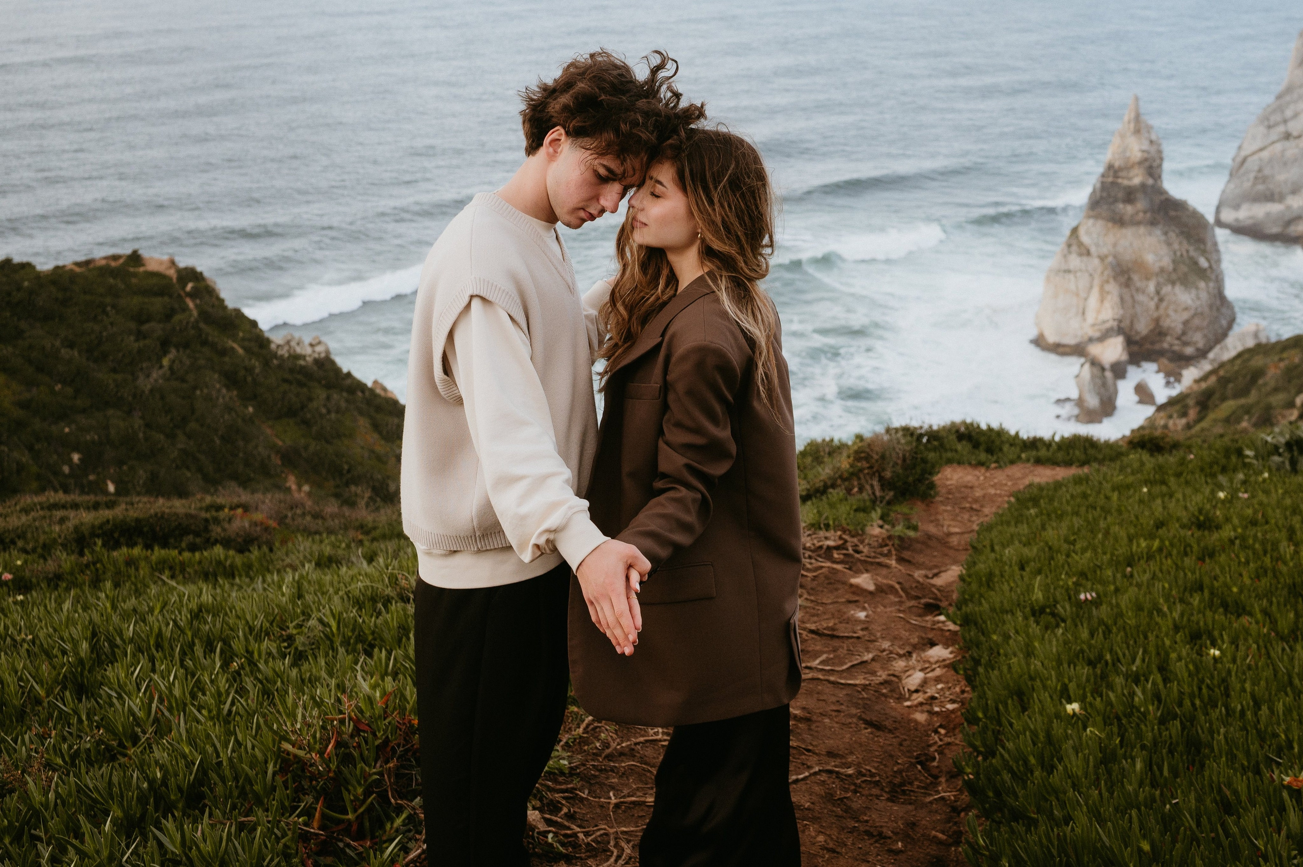 Praia da Ursa – ședință foto de cuplu într-un loc magic din Portugalia. Valentin Melen - fotograf de nunta 🤍