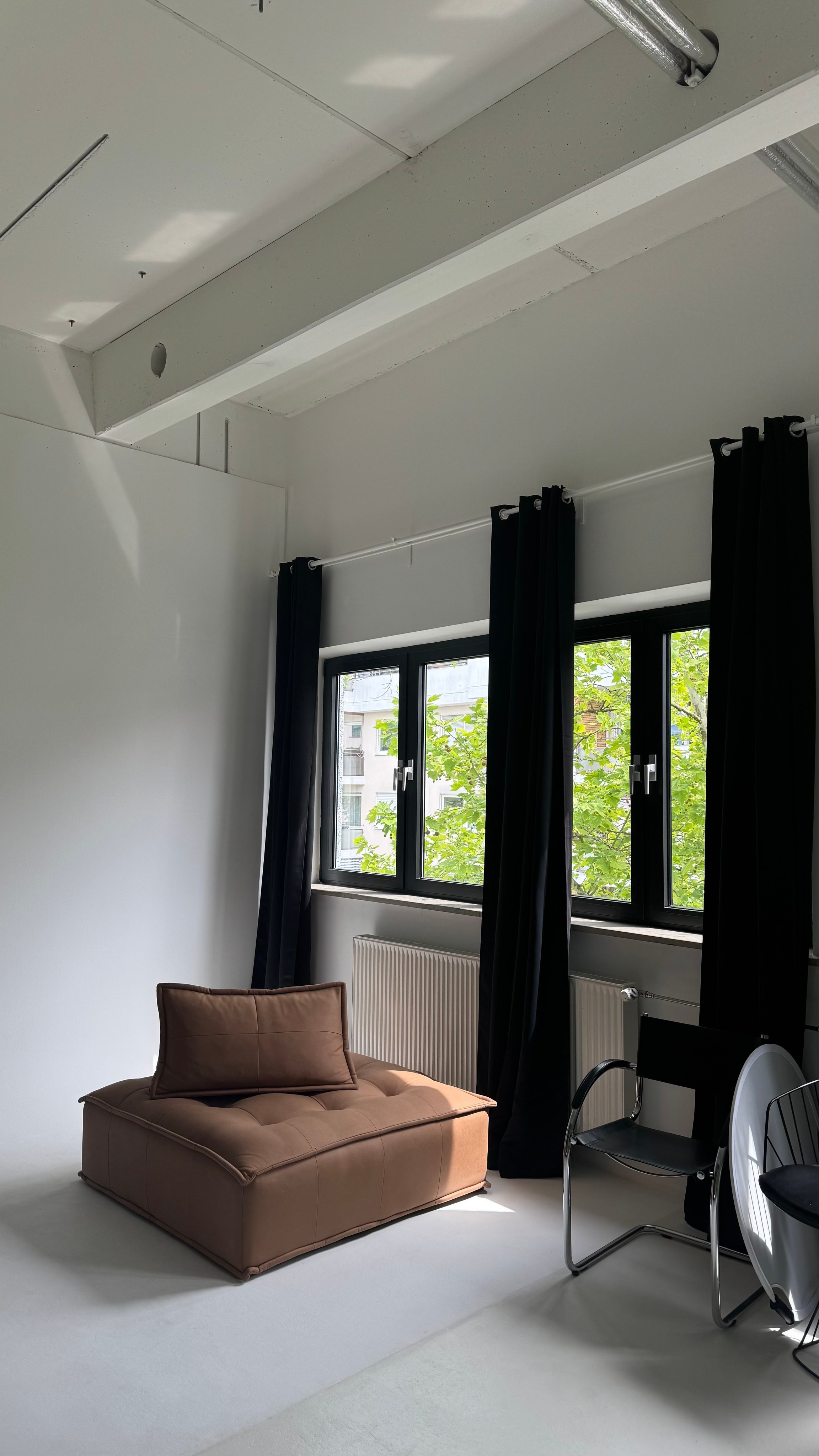 Unser Studio bietet alles, was du für professionelle Foto- und Videoproduktionen brauchst – direkt inklusive im Mietpreis. Fotostudio Aesthetic Space in München. Fotostudio mieten ab 1 Stunde