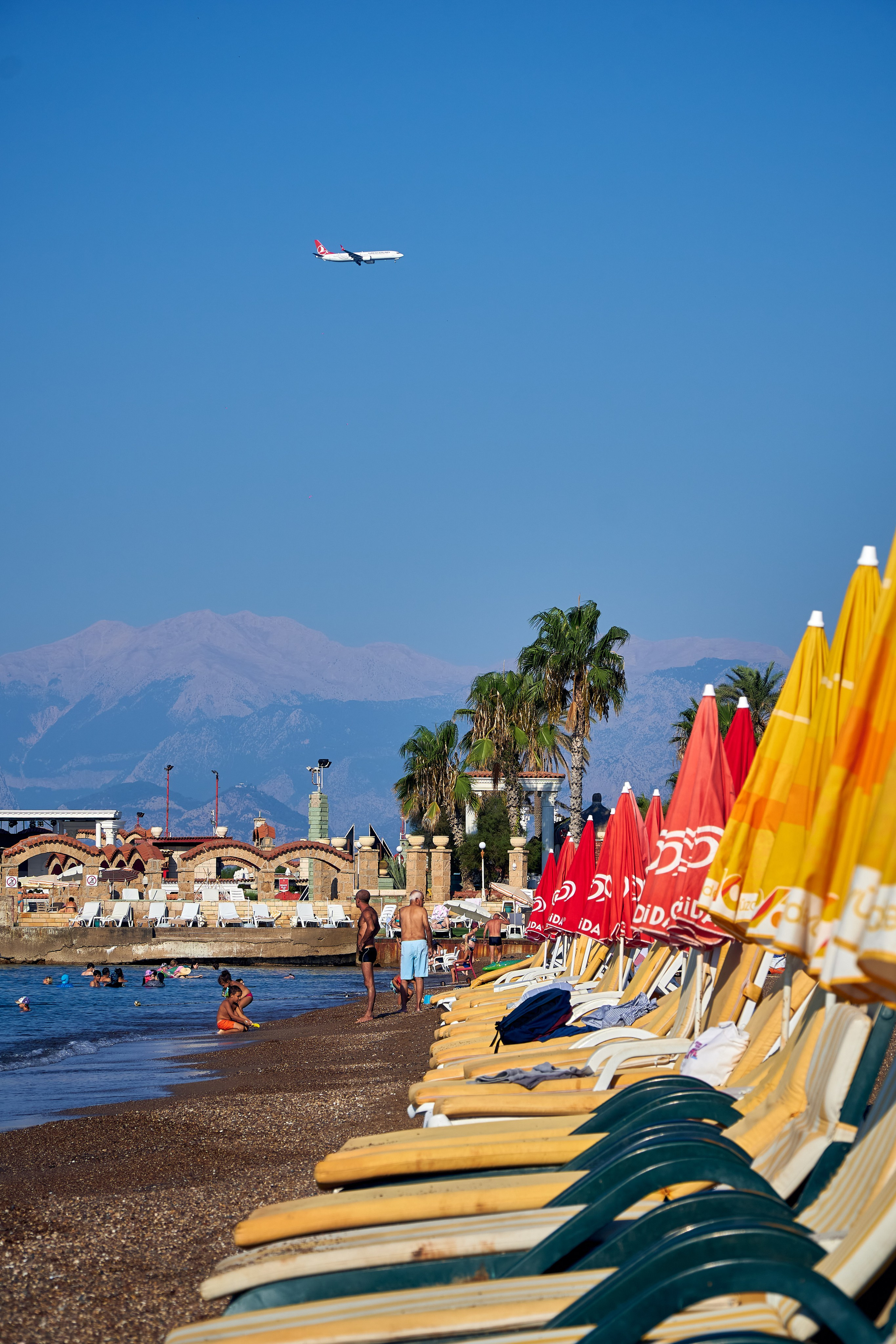 Andriej Szypiłow - Fotograf i Wideograf - Reportaż artystyczny - Antalya. Plaża. Mustafa Kemal Atatürk. Plaża jest doskonałym miejscem do spędzenia czasu dla osoby z teleobiektywem.