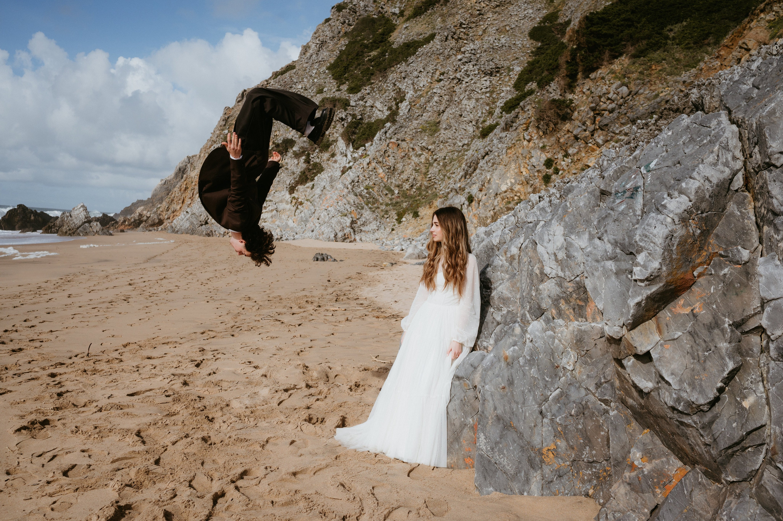 Ședință foto de nuntă pe plaja Adraga – emoție la malul oceanului Atlantic. Valentin Melen — wedding photographer