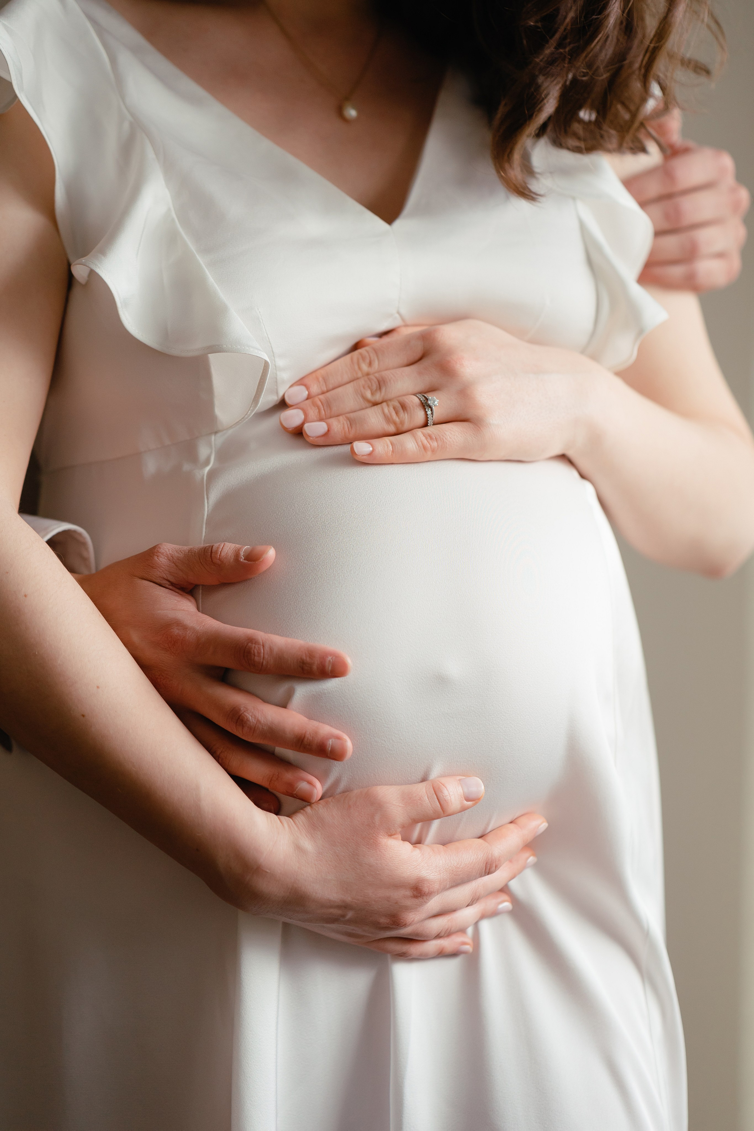 Minimalist pregnancy photo shoot