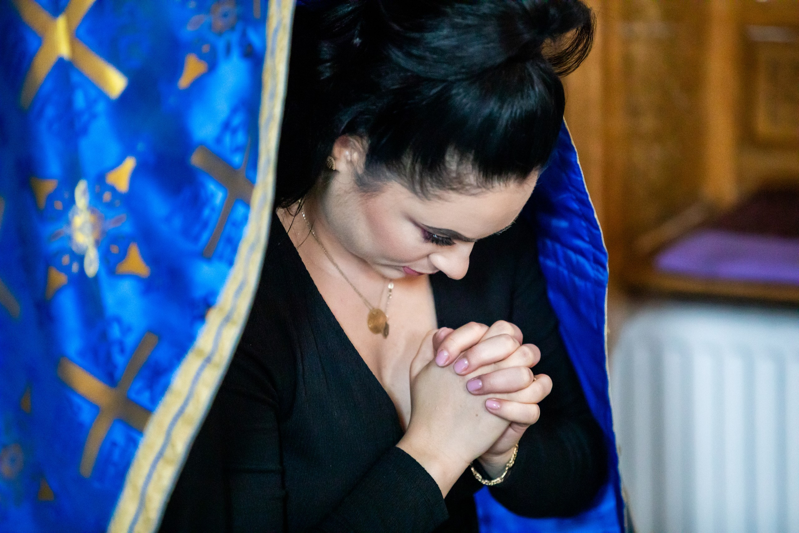 “Bebeluș botezat în biserică, ținut în brațe de nași” • “Detaliu cu lumânarea de botez decorată cu flori albe” • “Părinți emoționați alături de copilul lor la ceremonia de botez” • “Masa festivă de botez cu decor tematic și tort personalizat” • “Momentul în care preotul toarnă apă sfințită pe fruntea bebelușului” “Bebeluș în rochie albă de botez, zâmbind în brațele mamei” • “Detaliu cu cruciulița de botez așezată pe o pernă de satin” • “Părinți și nași aprinzând lumânările în timpul ceremoniei de botez” • “Tort de botez decorat cu figurine tematice și numele copilului” • “Copil botezat dormind liniștit în pătuțul decorat festiv” • “Momentul în care preotul binecuvântează copilul în fața altarului” • “Invitați adunându-se în jurul mesei festive la petrecerea de botez” • “Bebeluș ținând în mână o jucărie personalizată primită la botez” • “Familie fericită pozând împreună după ceremonia de botez” • “Decor tematic cu baloane și flori la locația petrecerii de botez” fotograf Botoșani fotograf evenimente fotograf botez Alin Chirila fotograf alinofotostudio,- Preotul ținându-l pe micuțul Mathias Gabriel la botez, în biserica Înălțarea Domnului, Copălău - Detalii de la botezul lui Mathias – lumânare, trusou și icoană - Familia lui Mathias Gabriel alături de micuț, în ziua botezului - Portret emoționant cu mama și bebelușul în brațe, în biserică,fotograf profesionist evenimente Botoșani, Iași, Suceava, Fălticeni, Bacău, Pașcani, Roman - AlinoFotoStudio by Alin Chirilă - servicii foto nuntă, botez, cununie, ședințe foto creative, albume personalizate, fotografii emoționante și calitative pentru cele mai importante momente din viață,fotograf nuntă Botoșani Alin Chirilă, ședință foto botez Iași - AlinoFotoStudio, servicii fotograf profesionist evenimente Suceava, fotograf cununie civilă Fălticeni - Alin Chirilă, album foto nuntă personalizat Bacău.“Bebeluș botezat în biserică, ținut în brațe de nași” • “Detaliu cu lumânarea de botez decorată cu flori albe” • “Părinți emoționați alături de copilul lor la ceremonia de botez” • “Masa festivă de botez cu decor tematic și tort personalizat” • “Momentul în care preotul toarnă apă sfințită pe fruntea bebelușului” “Bebeluș în rochie albă de botez, zâmbind în brațele mamei” • “Detaliu cu cruciulița de botez așezată pe o pernă de satin” • “Părinți și nași aprinzând lumânările în timpul ceremoniei de botez” • “Tort de botez decorat cu figurine tematice și numele copilului” • “Copil botezat dormind liniștit în pătuțul decorat festiv” • “Momentul în care preotul binecuvântează copilul în fața altarului” • “Invitați adunându-se în jurul mesei festive la petrecerea de botez” • “Bebeluș ținând în mână o jucărie personalizată primită la botez” • “Familie fericită pozând împreună după ceremonia de botez” • “Decor tematic cu baloane și flori la locația petrecerii de botez” fotograf Botoșani fotograf evenimente fotograf botez Alin Chirila fotograf alinofotostudio.fotograf botez Amelis Maria, fotografie botez Botoșani, fotograf Alin Chirilă, amintiri botez, fotografii botez, botez Amelis Maria, fotograf copii, fotografie botez în Botoșani,