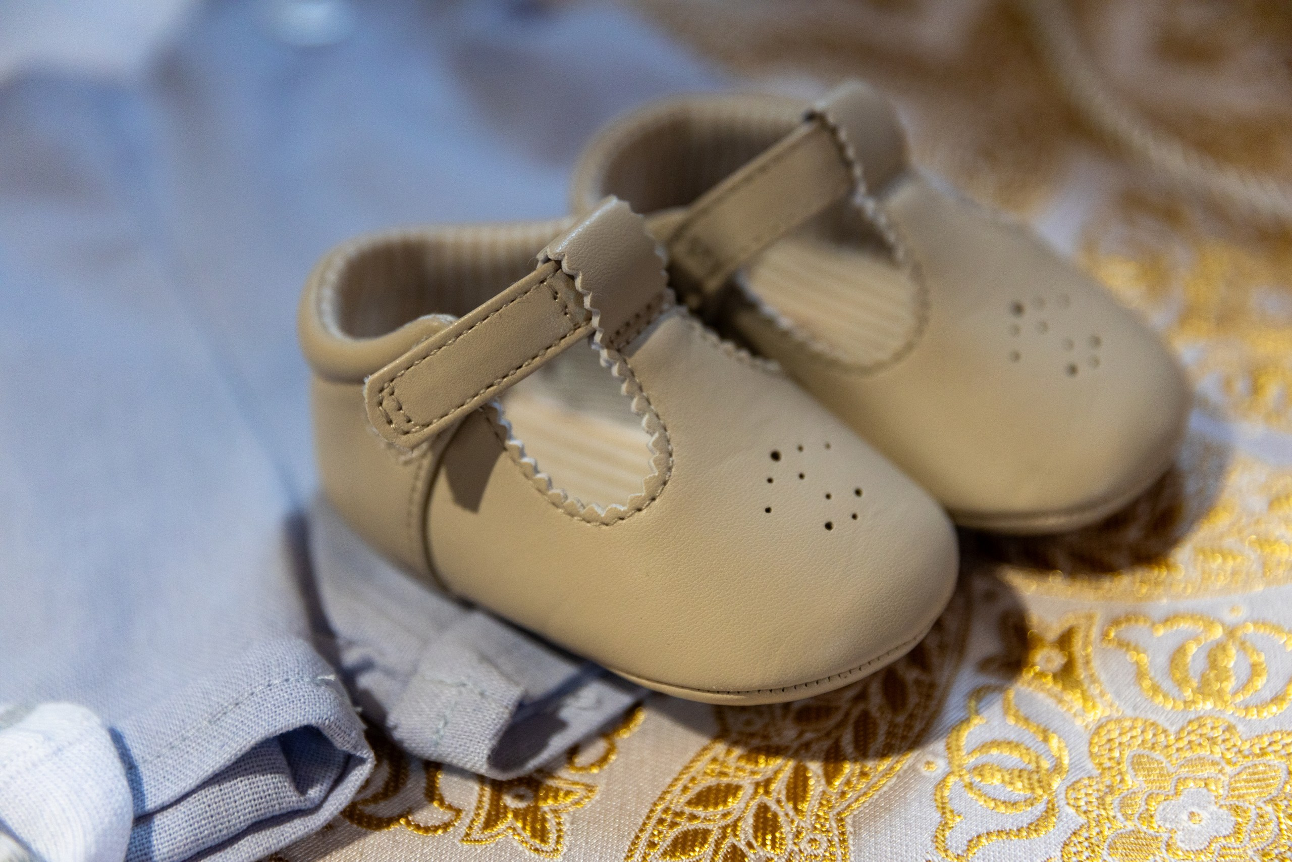 fotograf botez , fotografie botez Botoșani, fotograf Alin Chirilă, amintiri botez, fotografii botez, botez Miruna Parascheva, fotograf copii, fotografie botez în Botoșani-alt="botez , fotografie botez Alin Chirilă, amintiri botez, fotografii emoționante botez Botoșani"-- fotografii-botez-bebelus- amintiri-botez-micuț- moment-sfânt-crestinare- fotografie-emotionanta-botez- detalii-botez-bebelusi- parinti-fericiti-la-botez- fotograf-botez-profesionist- botez-in-biserica-ortodoxa- micuț-botezat-cu-emoție- zâmbete-și-lacrimi-la-botez- bebeluș-la-cristelniță- decor-botez-colorat- botez-cu-dragoste-și-credință- emotie-pura-la-botez- fotograf-botez-botosani- botez-iasi-suceava-fotograf- amintiri-nepretuite-botez-- Preotul ținându-l pe micuțul Mathias Gabriel la botez, în biserica Înălțarea Domnului, Copălău - Detalii de la botezul lui Mathias – lumânare, trusou și icoană - Familia lui Mathias Gabriel alături de micuț, în ziua botezului - Portret emoționant cu mama și bebelușul în brațe, în biserică,fotograf profesionist evenimente Botoșani, Iași, Suceava, Fălticeni, Bacău, Pașcani, Roman - AlinoFotoStudio by Alin Chirilă - servicii foto nuntă, botez, cununie, ședințe foto creative, albume personalizate, fotografii emoționante și calitative pentru cele mai importante momente din viață,fotograf nuntă Botoșani Alin Chirilă, ședință foto botez Iași - AlinoFotoStudio, servicii fotograf profesionist evenimente Suceava, fotograf cununie civilă Fălticeni - Alin Chirilă, album foto nuntă personalizat Bacău.“Bebeluș botezat în biserică, ținut în brațe de nași” • “Detaliu cu lumânarea de botez decorată cu flori albe” • “Părinți emoționați alături de copilul lor la ceremonia de botez” • “Masa festivă de botez cu decor tematic și tort personalizat” • “Momentul în care preotul toarnă apă sfințită pe fruntea bebelușului” “Bebeluș în rochie albă de botez, zâmbind în brațele mamei” • “Detaliu cu cruciulița de botez așezată pe o pernă de satin” • “Părinți și nași aprinzând lumânările în timpul ceremoniei de botez” • “Tort de botez decorat cu figurine tematice și numele copilului” • “Copil botezat dormind liniștit în pătuțul decorat festiv” • “Momentul în care preotul binecuvântează copilul în fața altarului” • “Invitați adunându-se în jurul mesei festive la petrecerea de botez” • “Bebeluș ținând în mână o jucărie personalizată primită la botez” • “Familie fericită pozând împreună după ceremonia de botez” • “Decor tematic cu baloane și flori la locația petrecerii de botez” fotograf Botoșani fotograf evenimente fotograf botez Alin Chirila fotograf alinofotostudio.fotograf botez Amelis Maria, fotografie botez Botoșani, fotograf Alin Chirilă, amintiri botez, fotografii botez, botez Amelis Maria, fotograf copii, fotografie botez în Botoșani,