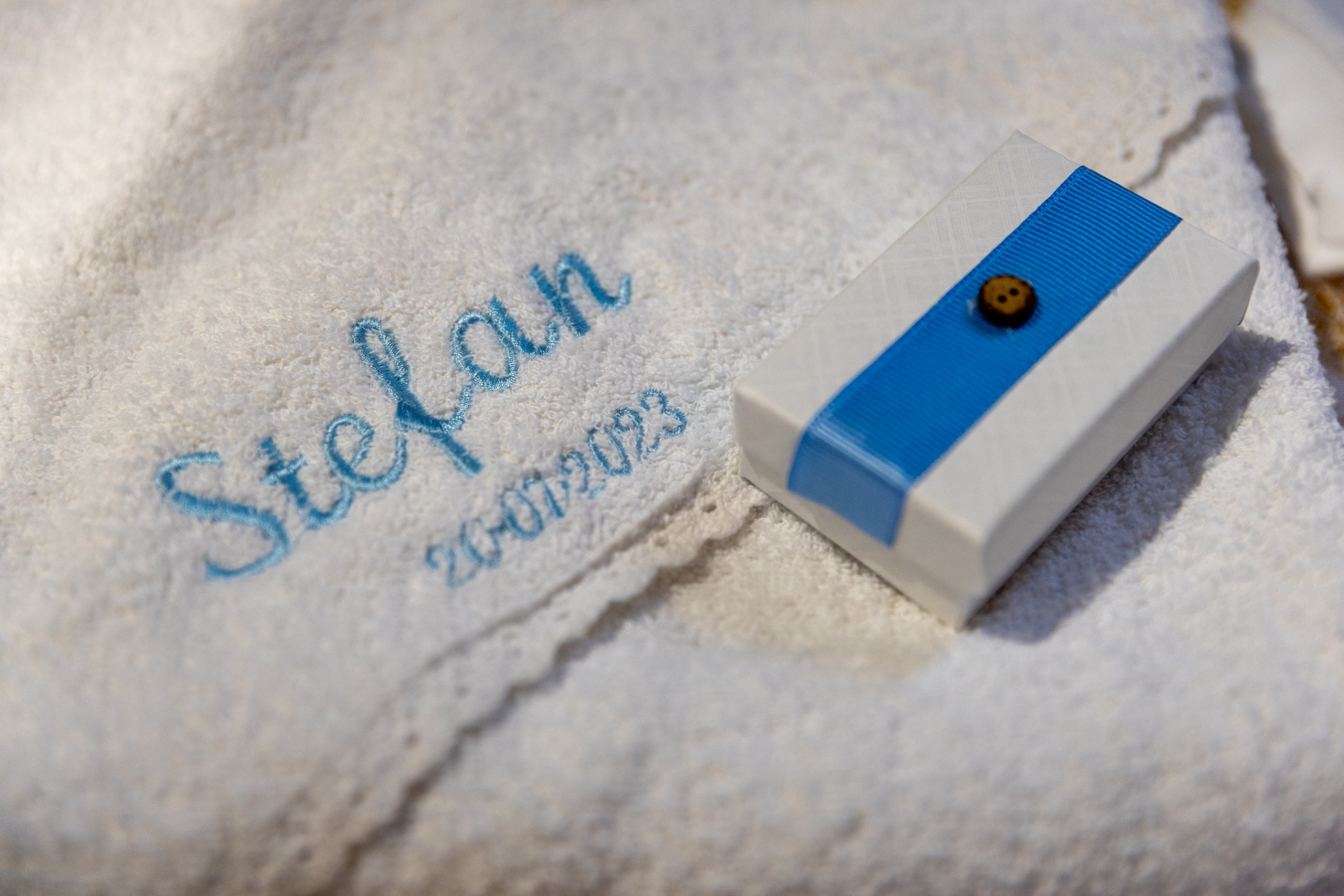 fotograf botez , fotografie botez Botoșani, fotograf Alin Chirilă, amintiri botez, fotografii botez, botez Miruna Parascheva, fotograf copii, fotografie botez în Botoșani-alt="botez , fotografie botez Alin Chirilă, amintiri botez, fotografii emoționante botez Botoșani"-- fotografii-botez-bebelus- amintiri-botez-micuț- moment-sfânt-crestinare- fotografie-emotionanta-botez- detalii-botez-bebelusi- parinti-fericiti-la-botez- fotograf-botez-profesionist- botez-in-biserica-ortodoxa- micuț-botezat-cu-emoție- zâmbete-și-lacrimi-la-botez- bebeluș-la-cristelniță- decor-botez-colorat- botez-cu-dragoste-și-credință- emotie-pura-la-botez- fotograf-botez-botosani- botez-iasi-suceava-fotograf- amintiri-nepretuite-botez-- Preotul ținându-l pe micuțul Mathias Gabriel la botez, în biserica Înălțarea Domnului, Copălău - Detalii de la botezul lui Mathias – lumânare, trusou și icoană - Familia lui Mathias Gabriel alături de micuț, în ziua botezului - Portret emoționant cu mama și bebelușul în brațe, în biserică,fotograf profesionist evenimente Botoșani, Iași, Suceava, Fălticeni, Bacău, Pașcani, Roman - AlinoFotoStudio by Alin Chirilă - servicii foto nuntă, botez, cununie, ședințe foto creative, albume personalizate, fotografii emoționante și calitative pentru cele mai importante momente din viață,fotograf nuntă Botoșani Alin Chirilă, ședință foto botez Iași - AlinoFotoStudio, servicii fotograf profesionist evenimente Suceava, fotograf cununie civilă Fălticeni - Alin Chirilă, album foto nuntă personalizat Bacău.“Bebeluș botezat în biserică, ținut în brațe de nași” • “Detaliu cu lumânarea de botez decorată cu flori albe” • “Părinți emoționați alături de copilul lor la ceremonia de botez” • “Masa festivă de botez cu decor tematic și tort personalizat” • “Momentul în care preotul toarnă apă sfințită pe fruntea bebelușului” “Bebeluș în rochie albă de botez, zâmbind în brațele mamei” • “Detaliu cu cruciulița de botez așezată pe o pernă de satin” • “Părinți și nași aprinzând lumânările în timpul ceremoniei de botez” • “Tort de botez decorat cu figurine tematice și numele copilului” • “Copil botezat dormind liniștit în pătuțul decorat festiv” • “Momentul în care preotul binecuvântează copilul în fața altarului” • “Invitați adunându-se în jurul mesei festive la petrecerea de botez” • “Bebeluș ținând în mână o jucărie personalizată primită la botez” • “Familie fericită pozând împreună după ceremonia de botez” • “Decor tematic cu baloane și flori la locația petrecerii de botez” fotograf Botoșani fotograf evenimente fotograf botez Alin Chirila fotograf alinofotostudio.fotograf botez Amelis Maria, fotografie botez Botoșani, fotograf Alin Chirilă, amintiri botez, fotografii botez, botez Amelis Maria, fotograf copii, fotografie botez în Botoșani,