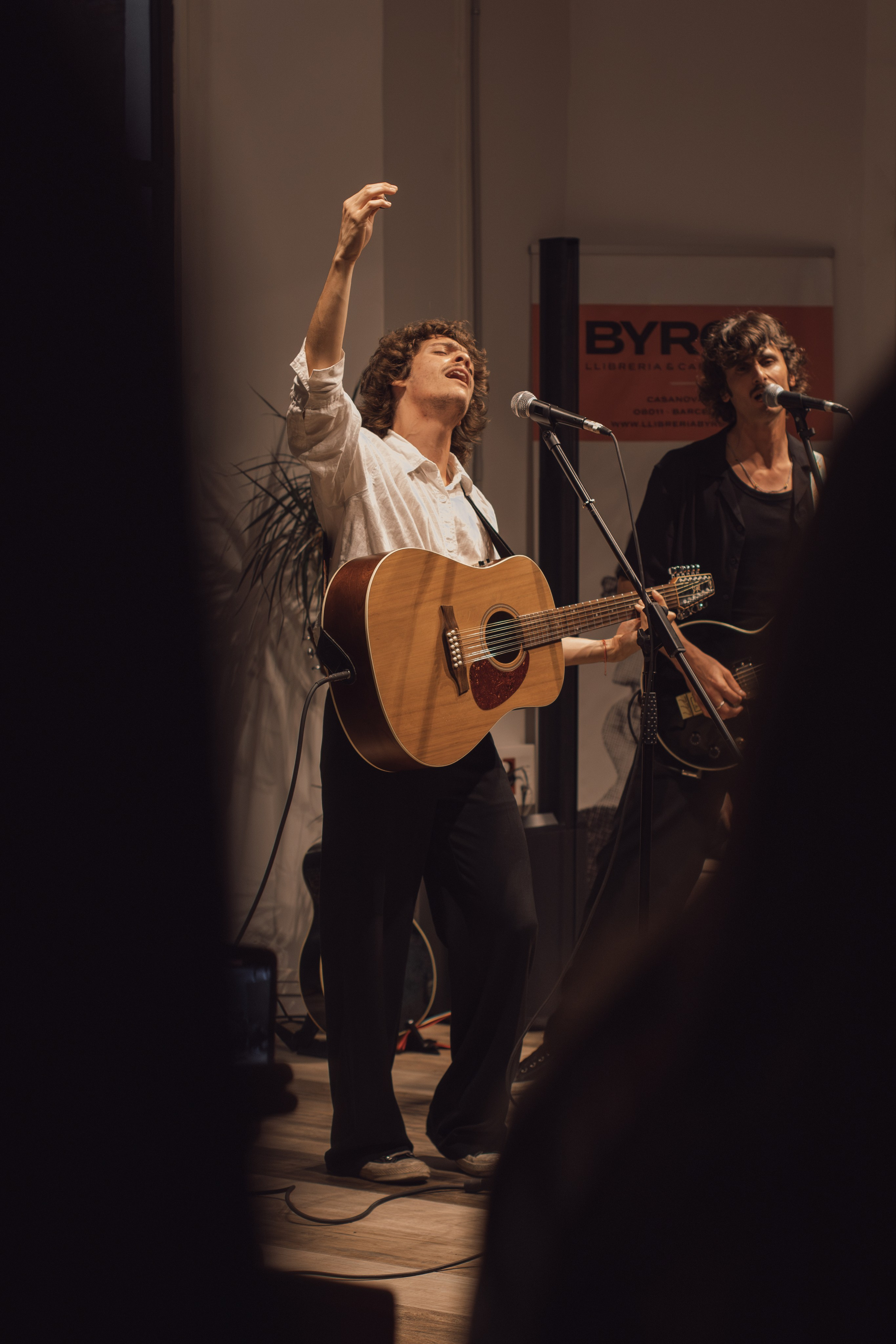 concert photographer takes beautiful photos of artist on stage, for events and parties in Catalonia