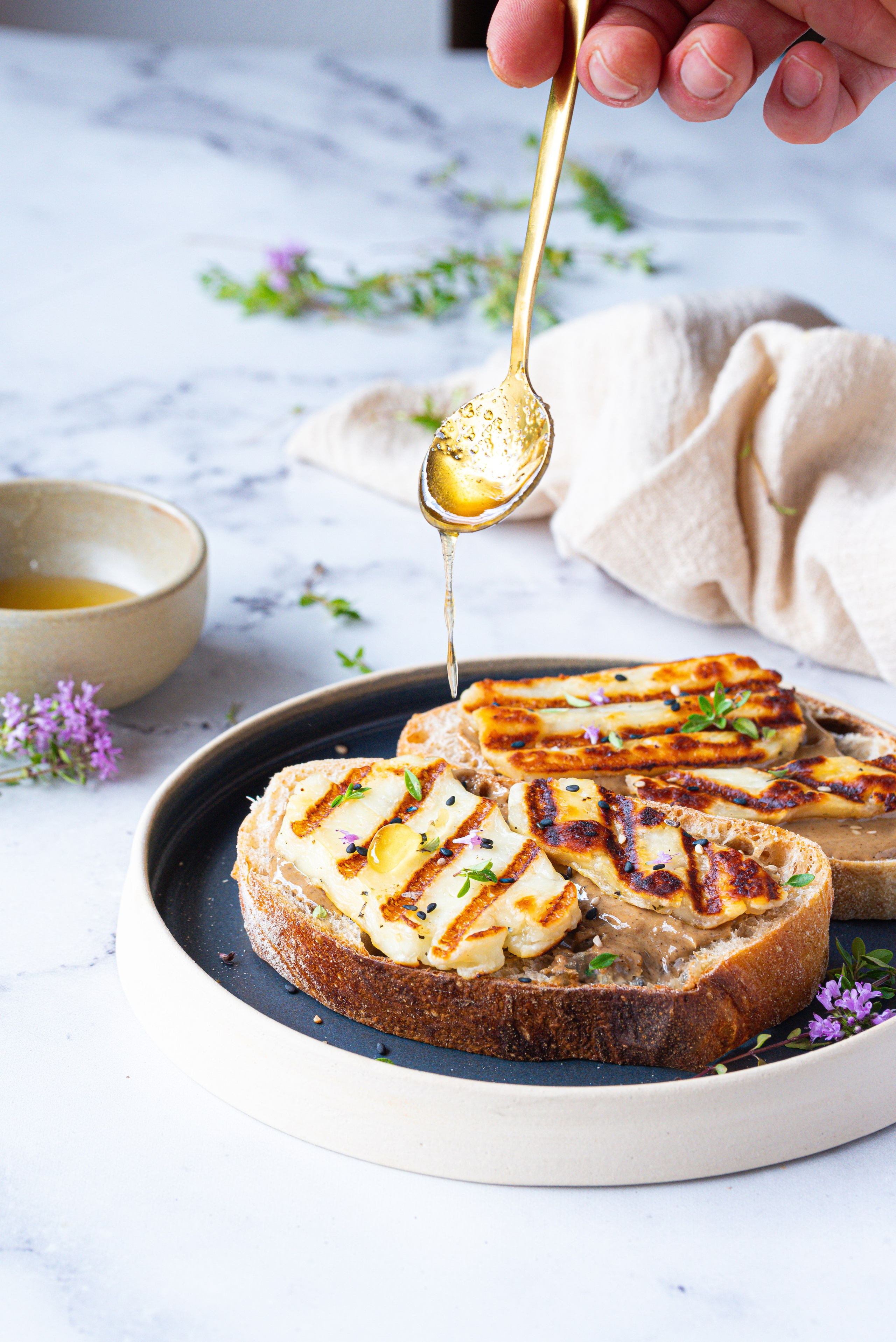griechisches Frühstück in high key, hausgemachtes Brot, Honig und Käse mit Thymian