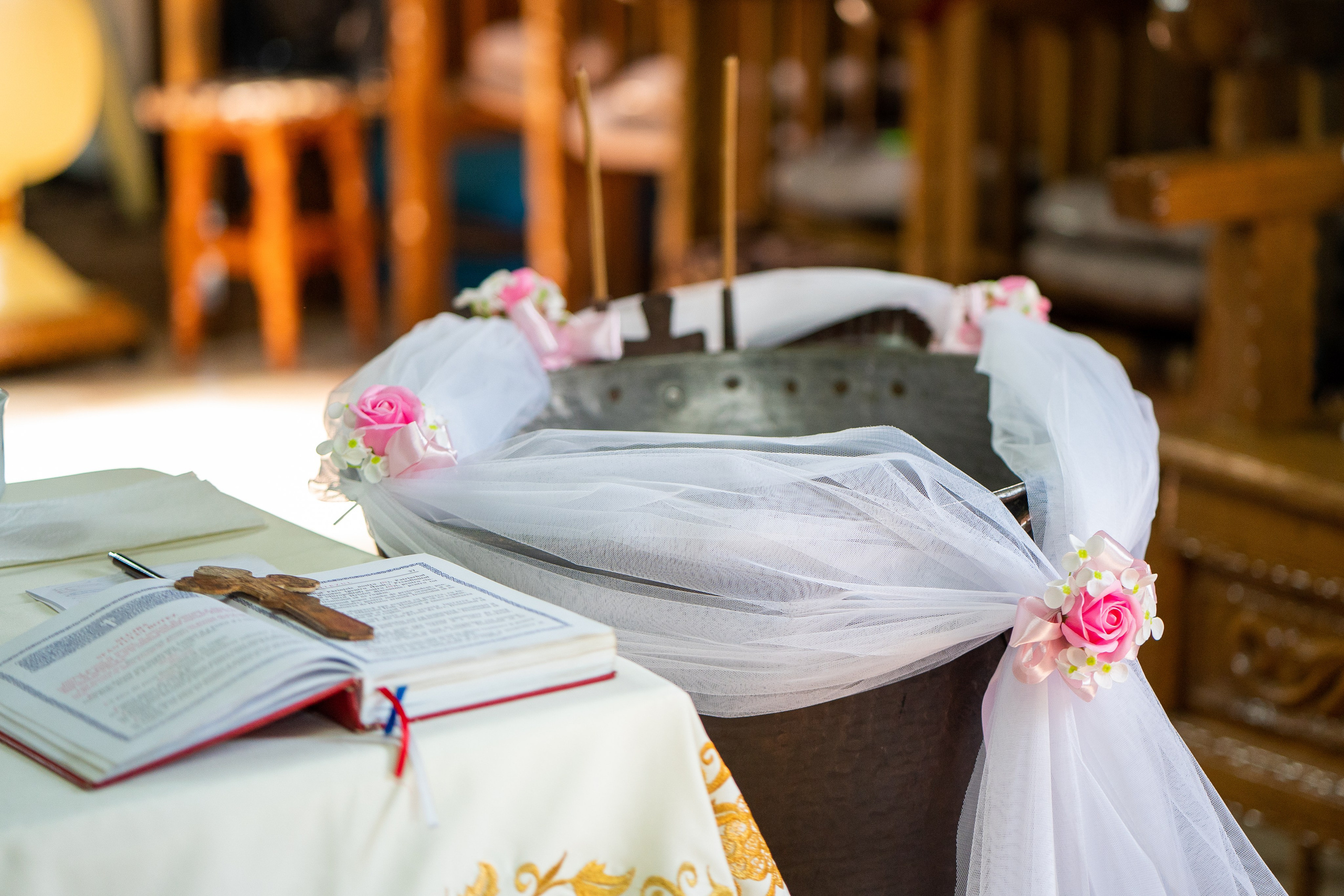 “Bebeluș botezat în biserică, ținut în brațe de nași” • “Detaliu cu lumânarea de botez decorată cu flori albe” • “Părinți emoționați alături de copilul lor la ceremonia de botez” • “Masa festivă de botez cu decor tematic și tort personalizat” • “Momentul în care preotul toarnă apă sfințită pe fruntea bebelușului” “Bebeluș în rochie albă de botez, zâmbind în brațele mamei” • “Detaliu cu cruciulița de botez așezată pe o pernă de satin” • “Părinți și nași aprinzând lumânările în timpul ceremoniei de botez” • “Tort de botez decorat cu figurine tematice și numele copilului” • “Copil botezat dormind liniștit în pătuțul decorat festiv” • “Momentul în care preotul binecuvântează copilul în fața altarului” • “Invitați adunându-se în jurul mesei festive la petrecerea de botez” • “Bebeluș ținând în mână o jucărie personalizată primită la botez” • “Familie fericită pozând împreună după ceremonia de botez” • “Decor tematic cu baloane și flori la locația petrecerii de botez” fotograf Botoșani fotograf evenimente fotograf botez Alin Chirila fotograf alinofotostudio,- Preotul ținându-l pe micuțul Mathias Gabriel la botez, în biserica Înălțarea Domnului, Copălău - Detalii de la botezul lui Mathias – lumânare, trusou și icoană - Familia lui Mathias Gabriel alături de micuț, în ziua botezului - Portret emoționant cu mama și bebelușul în brațe, în biserică,fotograf profesionist evenimente Botoșani, Iași, Suceava, Fălticeni, Bacău, Pașcani, Roman - AlinoFotoStudio by Alin Chirilă - servicii foto nuntă, botez, cununie, ședințe foto creative, albume personalizate, fotografii emoționante și calitative pentru cele mai importante momente din viață,fotograf nuntă Botoșani Alin Chirilă, ședință foto botez Iași - AlinoFotoStudio, servicii fotograf profesionist evenimente Suceava, fotograf cununie civilă Fălticeni - Alin Chirilă, album foto nuntă personalizat Bacău.“Bebeluș botezat în biserică, ținut în brațe de nași” • “Detaliu cu lumânarea de botez decorată cu flori albe” • “Părinți emoționați alături de copilul lor la ceremonia de botez” • “Masa festivă de botez cu decor tematic și tort personalizat” • “Momentul în care preotul toarnă apă sfințită pe fruntea bebelușului” “Bebeluș în rochie albă de botez, zâmbind în brațele mamei” • “Detaliu cu cruciulița de botez așezată pe o pernă de satin” • “Părinți și nași aprinzând lumânările în timpul ceremoniei de botez” • “Tort de botez decorat cu figurine tematice și numele copilului” • “Copil botezat dormind liniștit în pătuțul decorat festiv” • “Momentul în care preotul binecuvântează copilul în fața altarului” • “Invitați adunându-se în jurul mesei festive la petrecerea de botez” • “Bebeluș ținând în mână o jucărie personalizată primită la botez” • “Familie fericită pozând împreună după ceremonia de botez” • “Decor tematic cu baloane și flori la locația petrecerii de botez” fotograf Botoșani fotograf evenimente fotograf botez Alin Chirila fotograf alinofotostudio.fotograf botez Amelis Maria, fotografie botez Botoșani, fotograf Alin Chirilă, amintiri botez, fotografii botez, botez Amelis Maria, fotograf copii, fotografie botez în Botoșani,