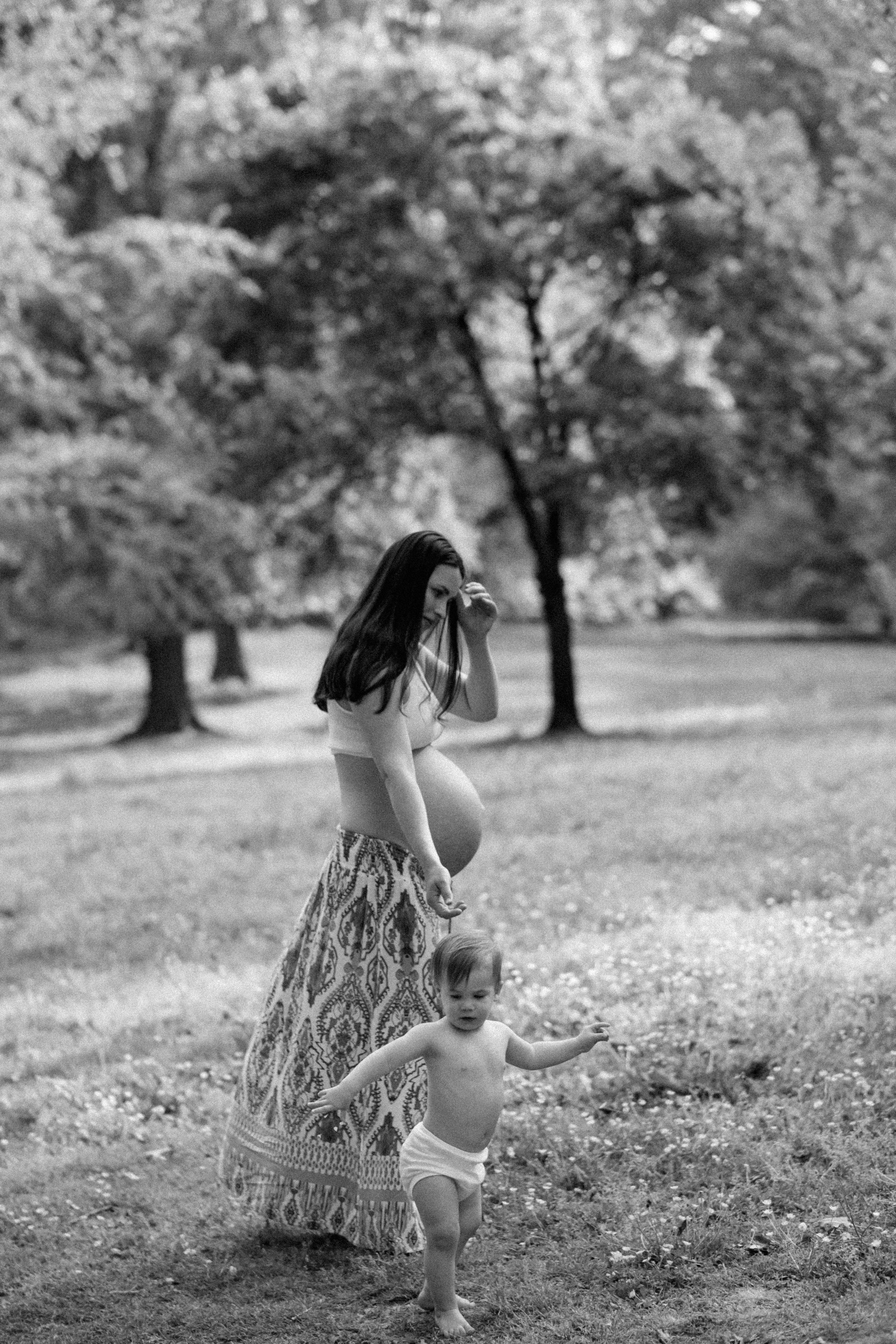 Spring Maternity Session at Bryan Park in Richmond, VA. Family Photographer Anna Dobrovolskaia | Richmond, VA