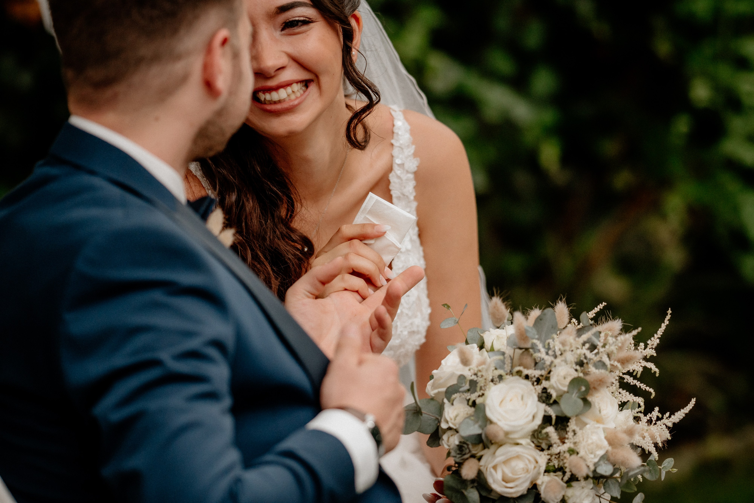 Romantisches Hochzeitsfoto im Garten von Landhaus Odaia – Tamara & Aljosha in inniger Umarmung