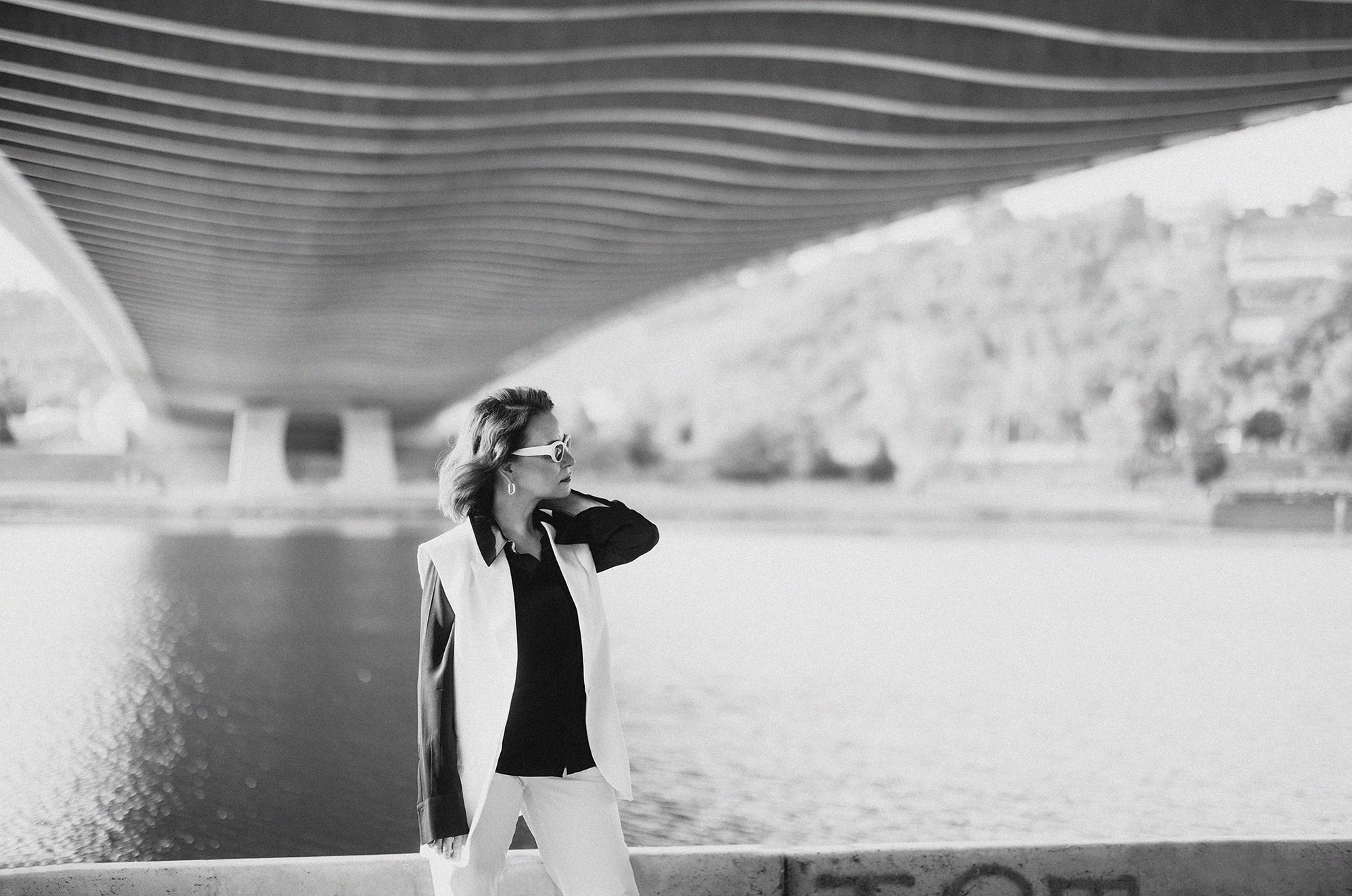 Elena in Troja bridge. Rodinný a svatební fotograf v Praze