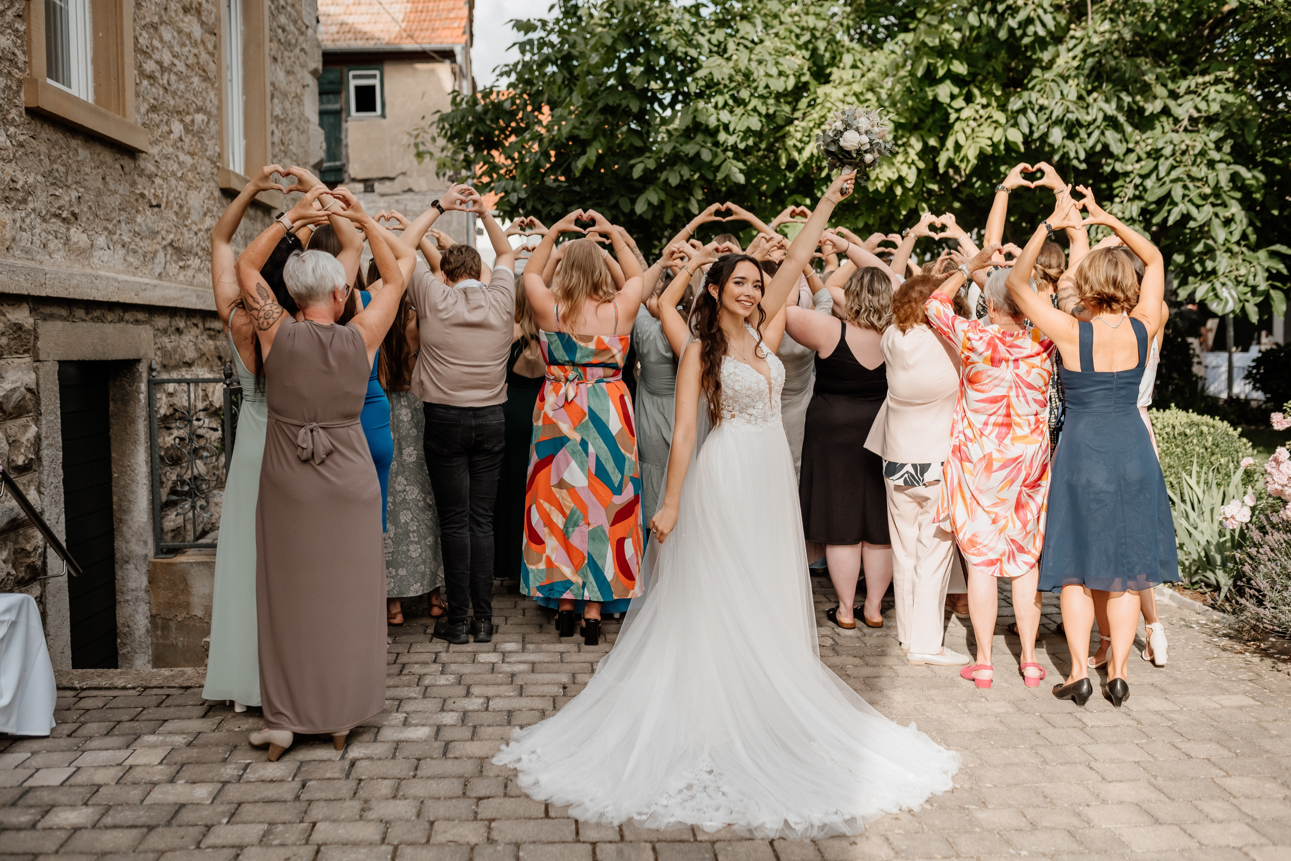 "Hochzeitsgäste feiern – ausgelassene Stimmung während der Feier."