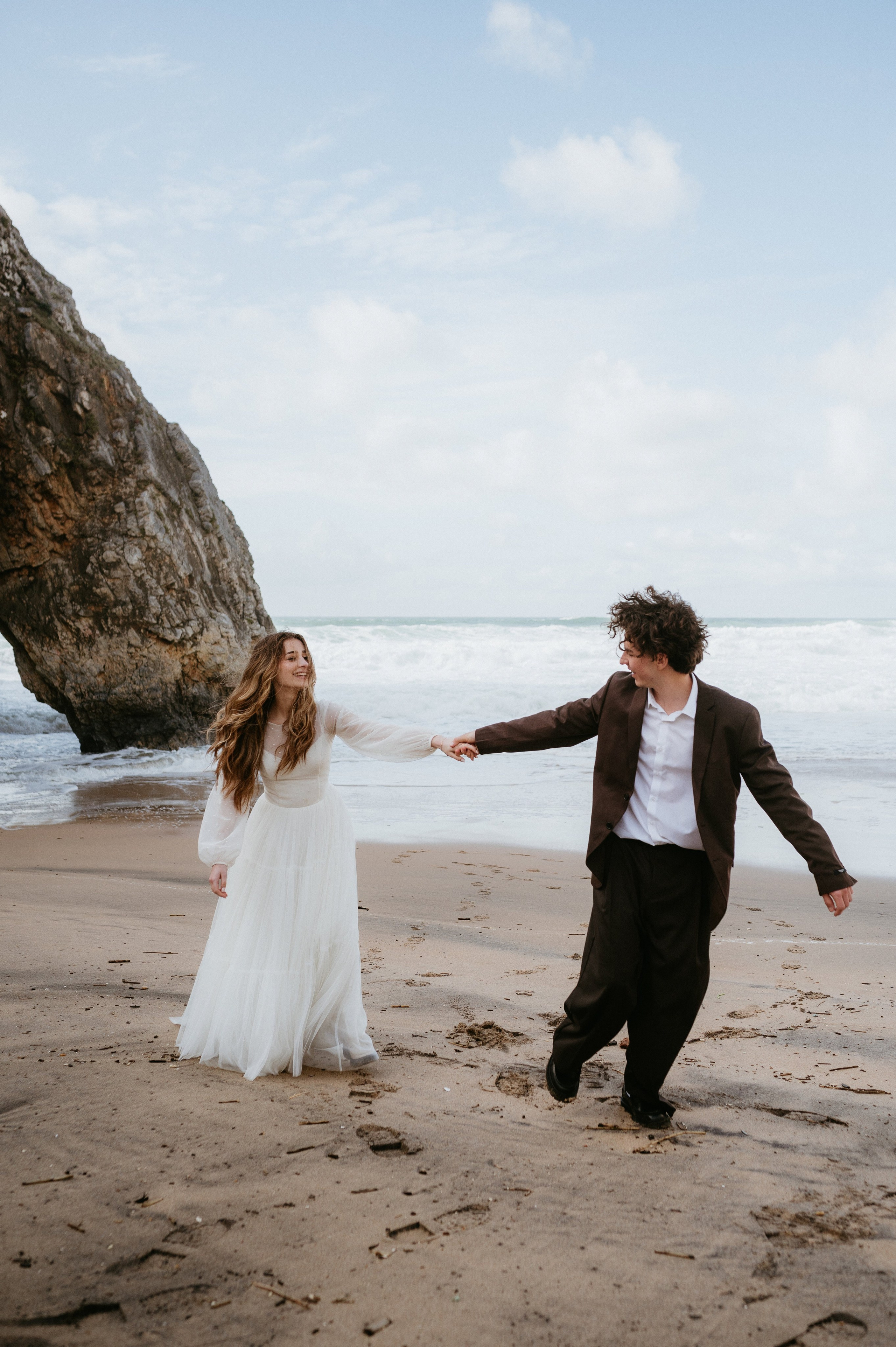Ședință foto de nuntă pe plaja Adraga – emoție la malul oceanului Atlantic. Valentin Melen — wedding photographer